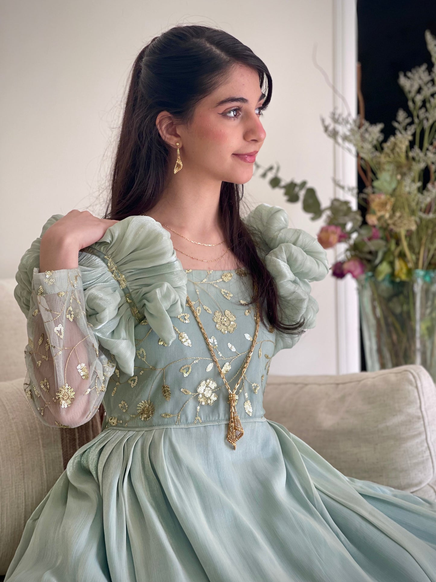 فستان روز اورحنزا مع صدرية مشغوله وجيبون داخلي منفصل