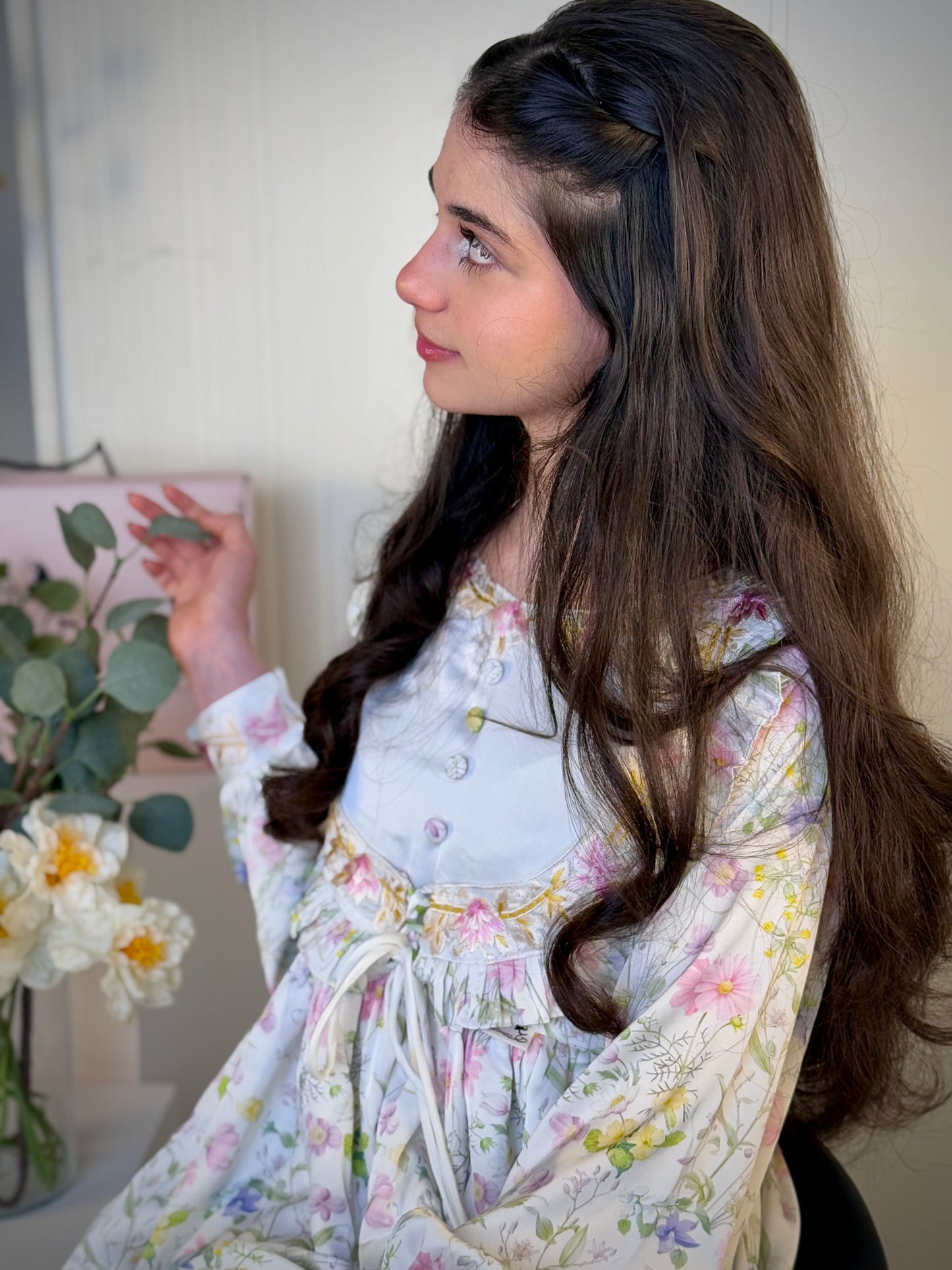 فستان من الحرير مع تطريز على شكل جاكيت