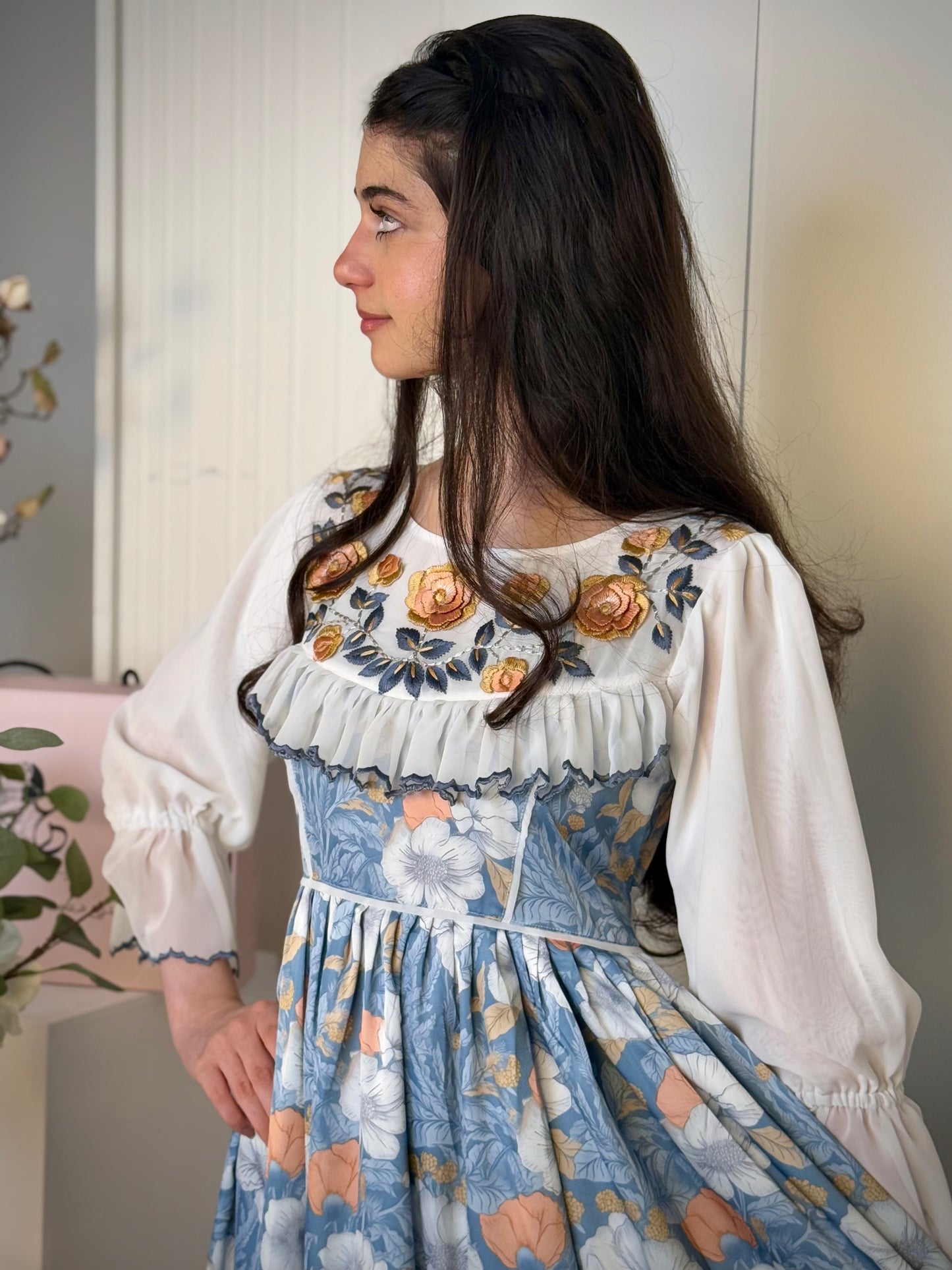 فستان من الحرير مع تطريز 3d