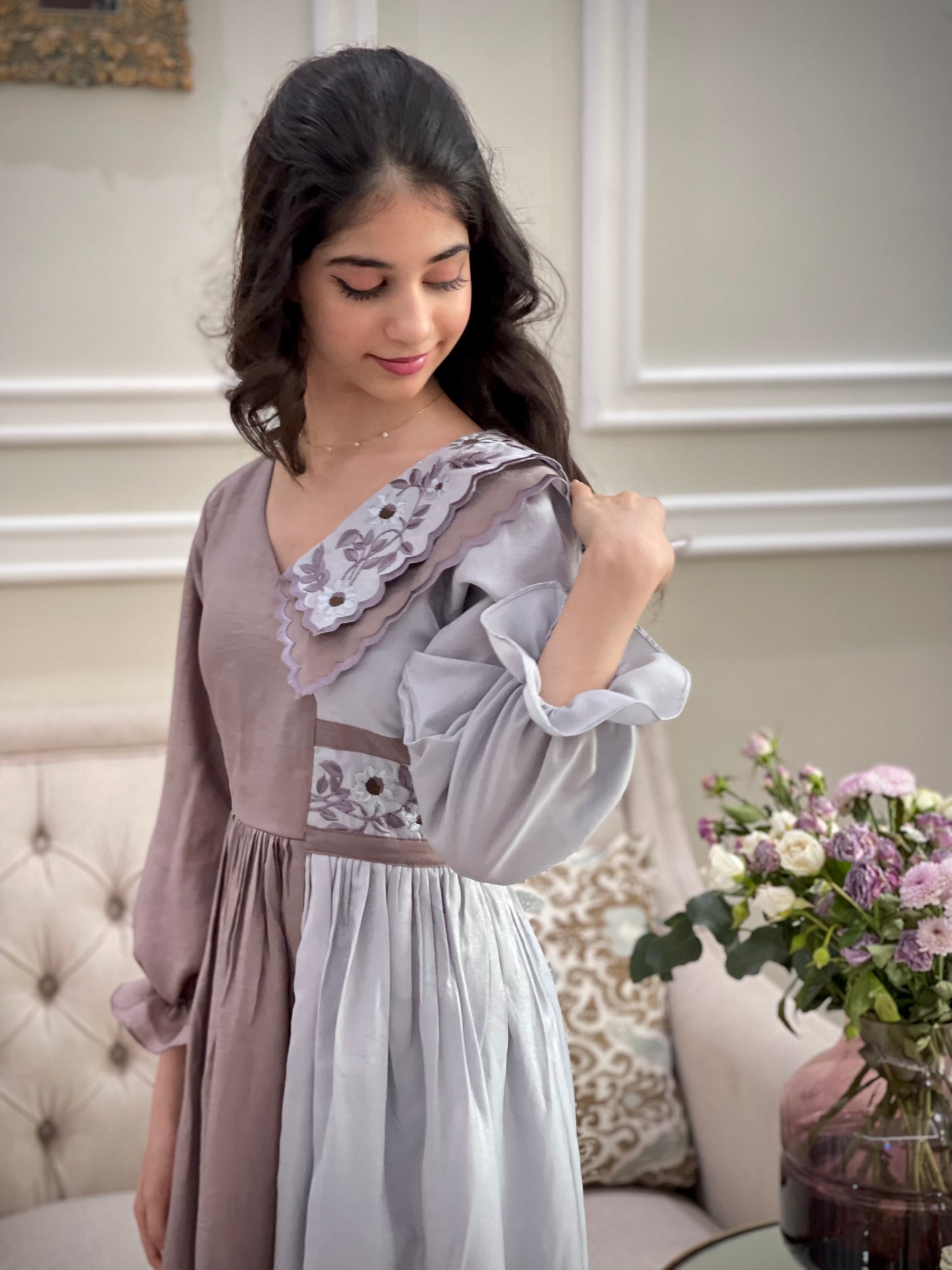 فستان دمج لونين مع ابه مطرزه وخصر مطرز من حرير روز الام والبنت