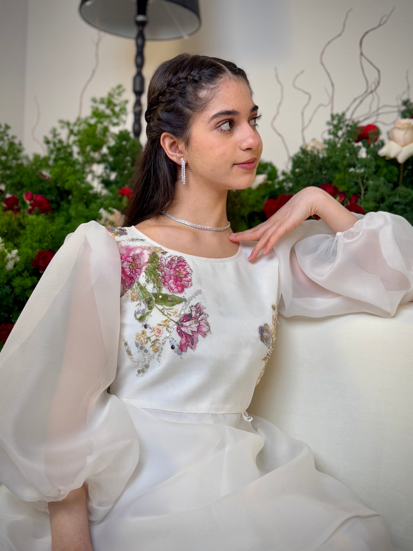 فستان من الاورجنزا مع تطريز وشك