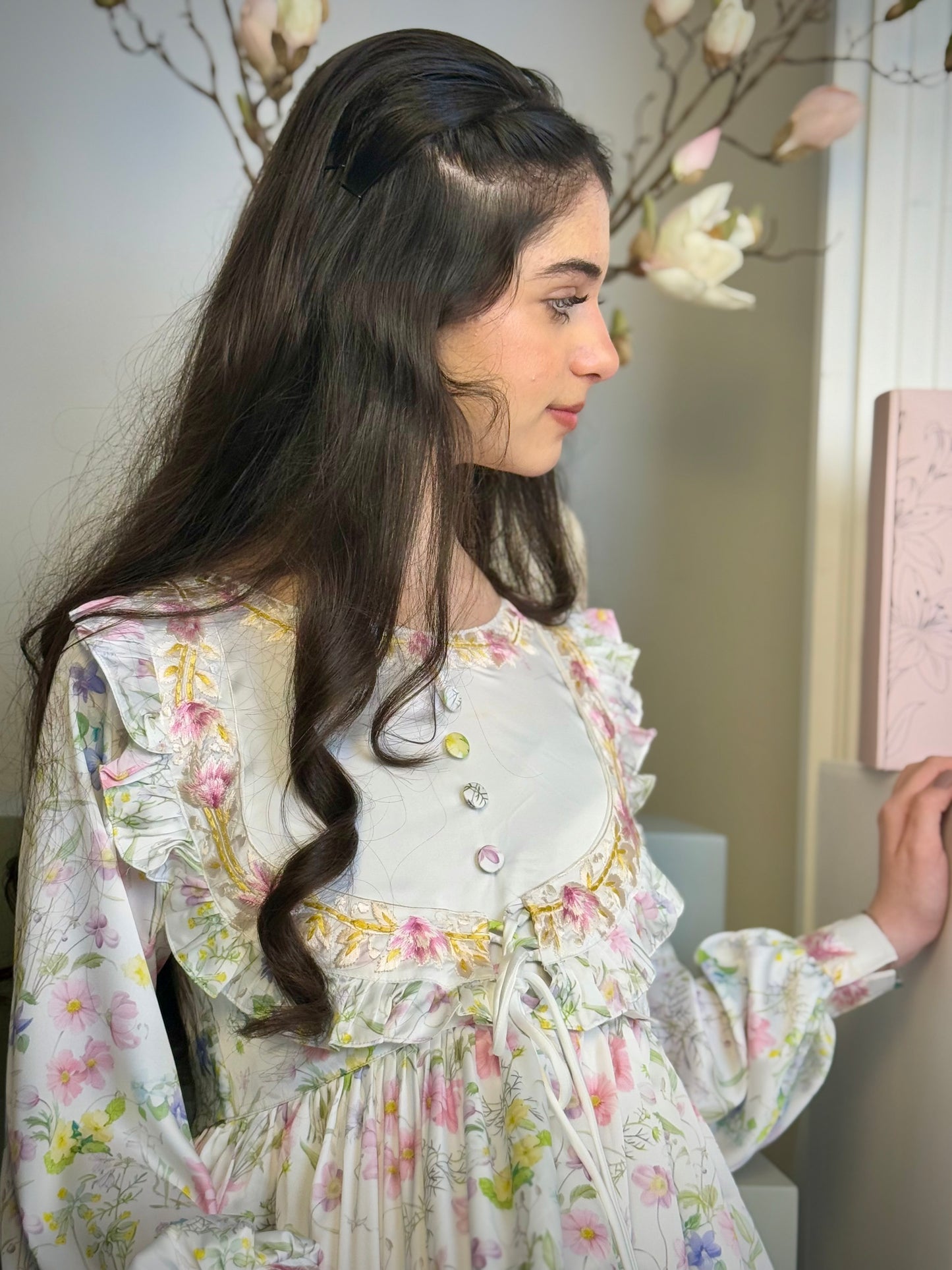 فستان من الحرير مع تطريز على شكل جاكيت