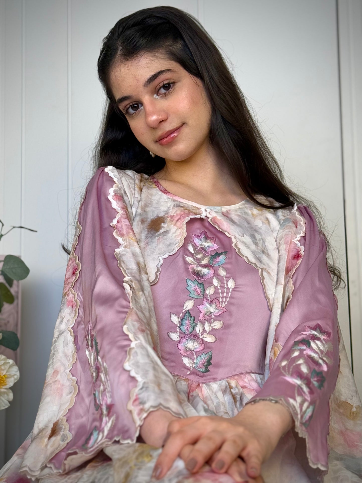 فستان من الجاكار مع تطريز