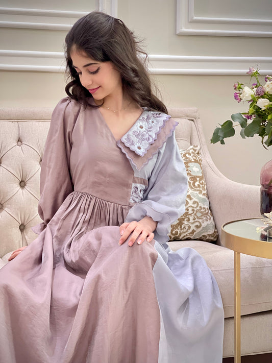 فستان دمج لونين مع ابه مطرزه وخصر مطرز من حرير روز الام والبنت