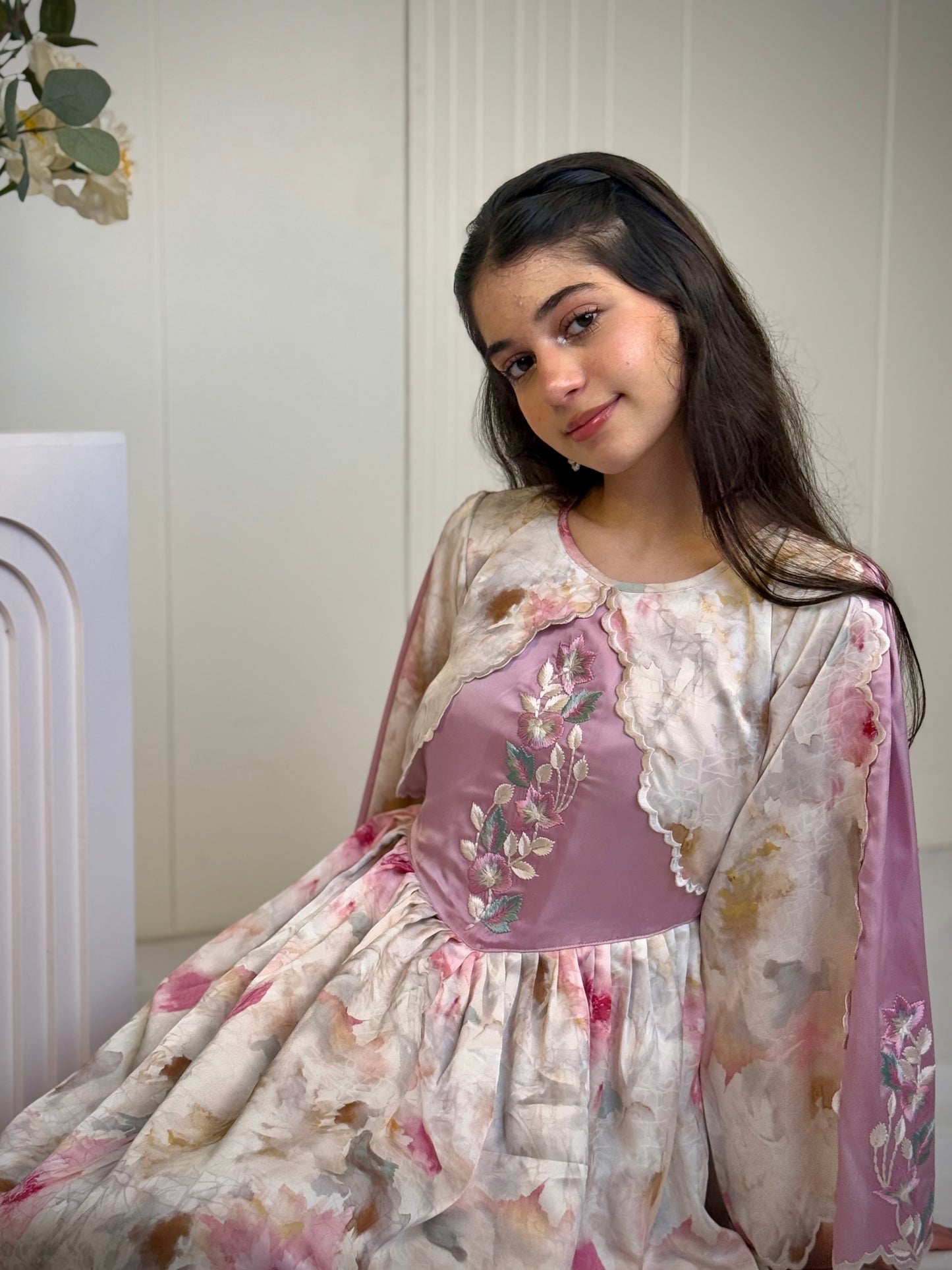 فستان من الجاكار مع تطريز