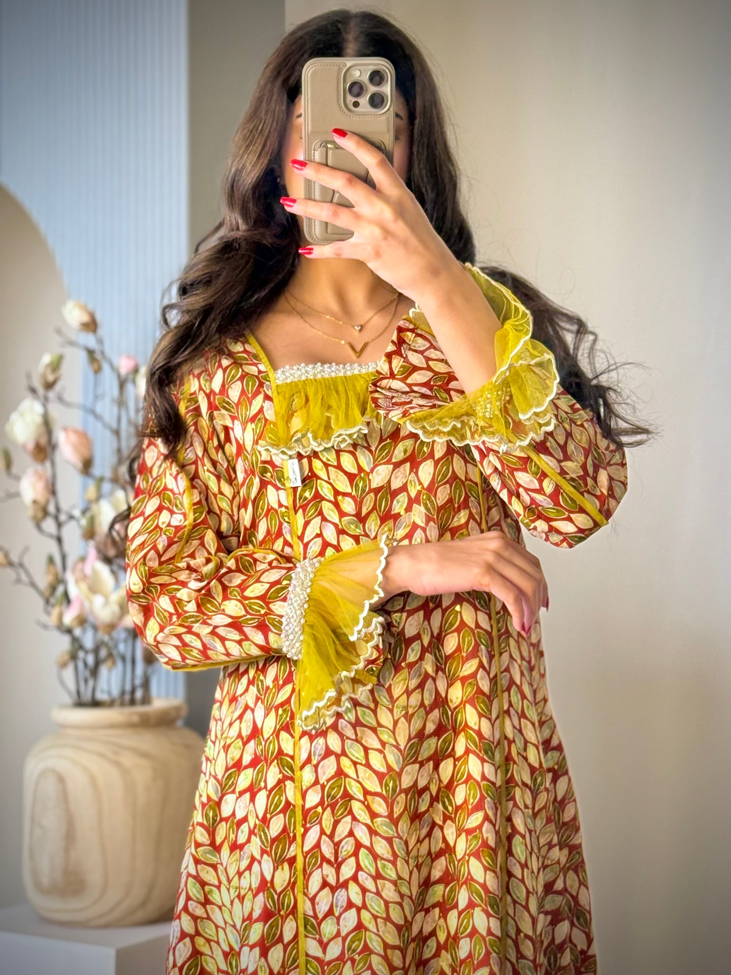 جلابية مع تور مطرز وشغل دانتيل شك