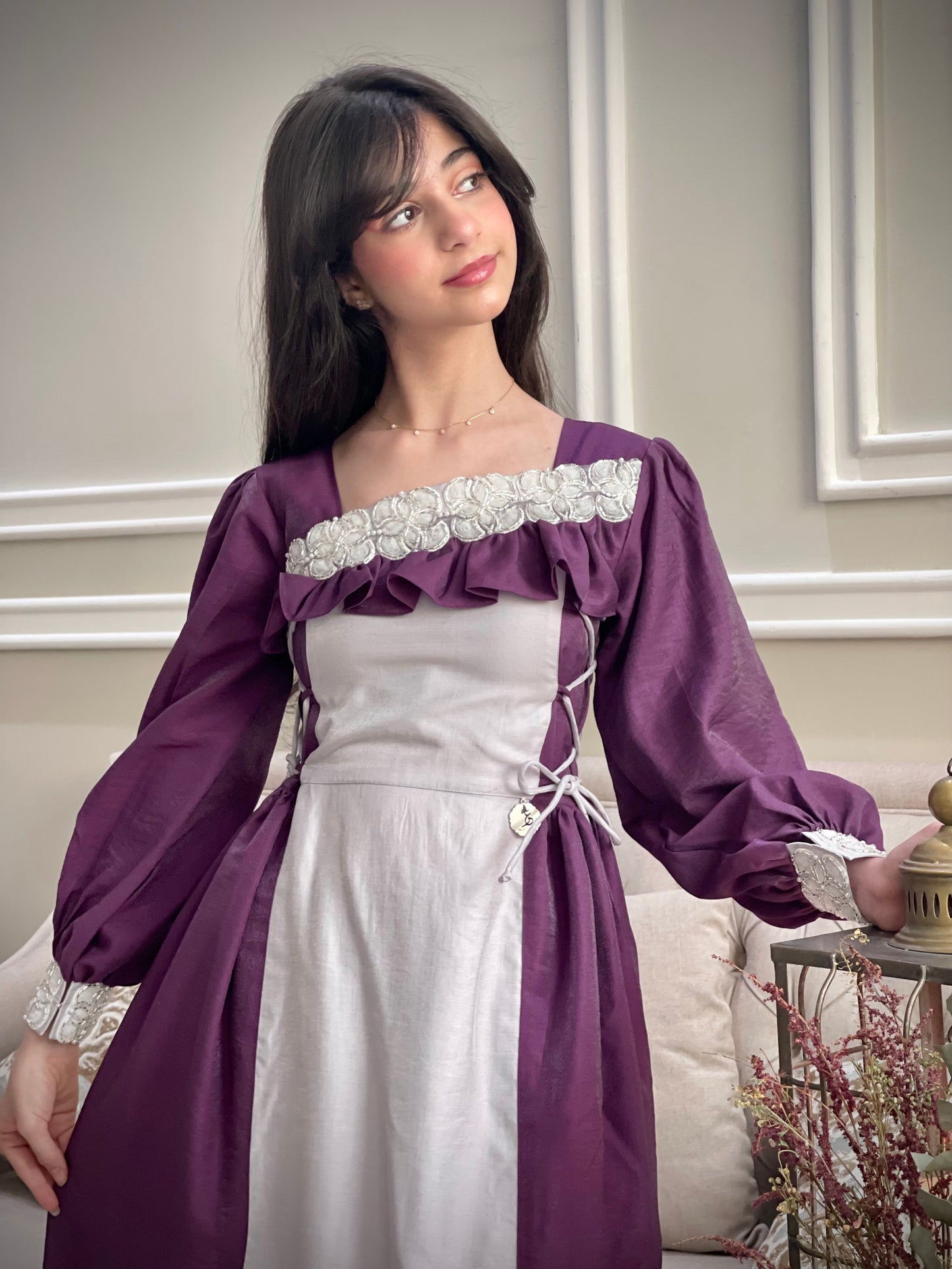 فستان من حرير الروز دمج لونين مع شغل دانتيل شك