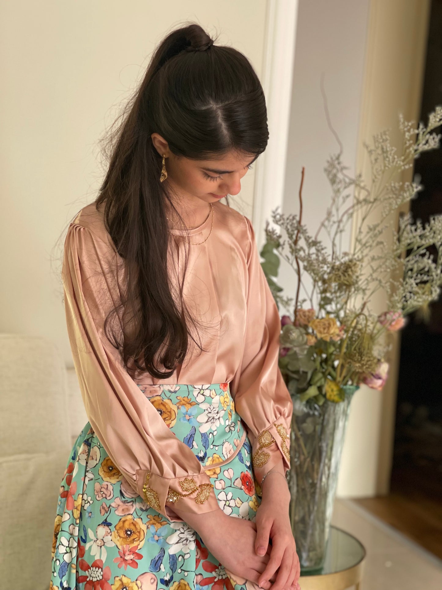 قميص وتنوره  من الحرير معشك على الاكمام