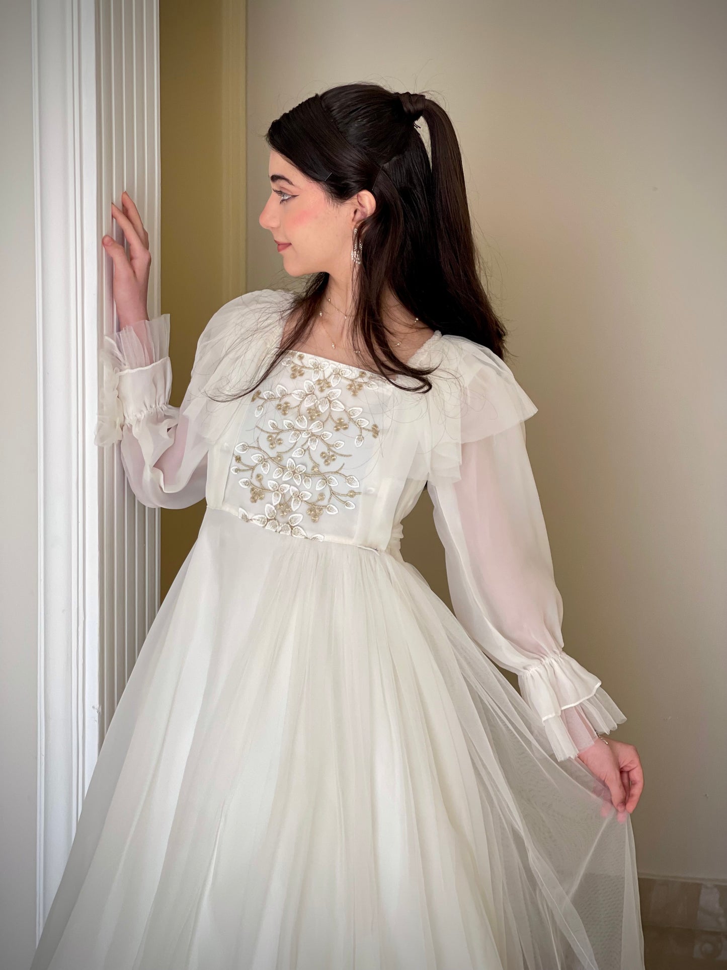 فستان من  الاورجنزا مع صدريه مشغوله وكسرات جانبيه تور  مع جيبون داخلي منفصل