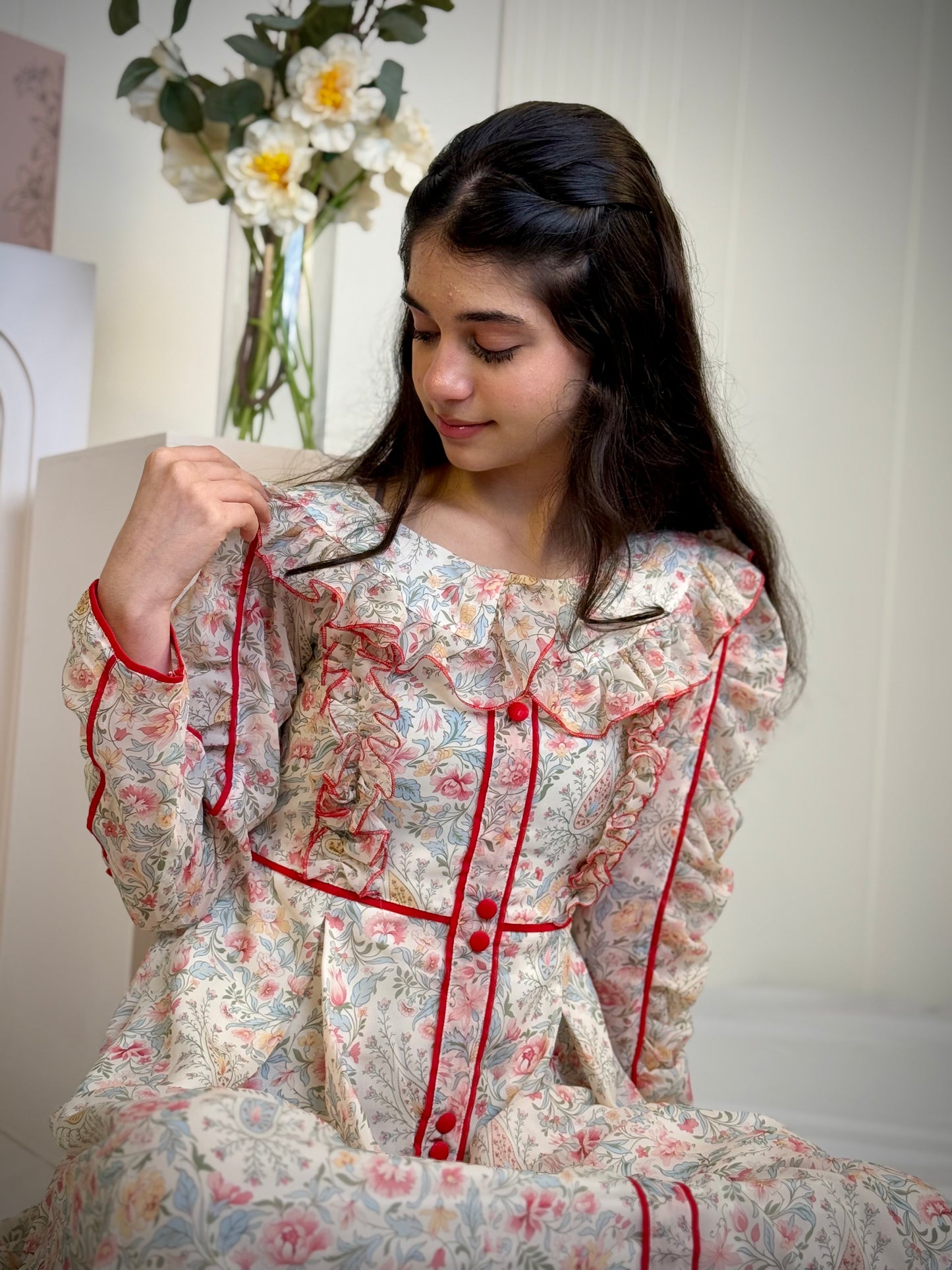 فستان من الشيفون مع ريبان وتطريز تحديد