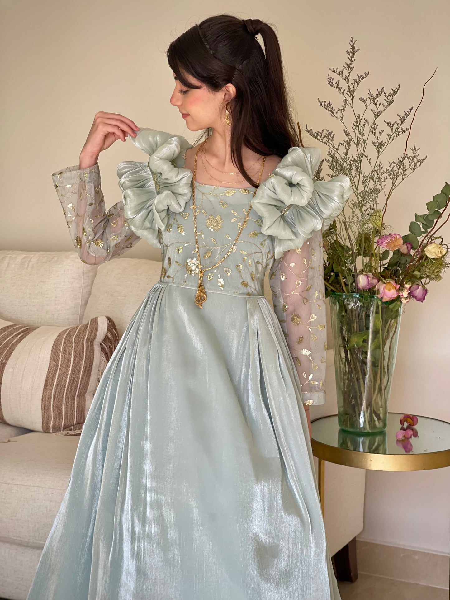 فستان روز اورحنزا مع صدرية مشغوله وجيبون داخلي منفصل