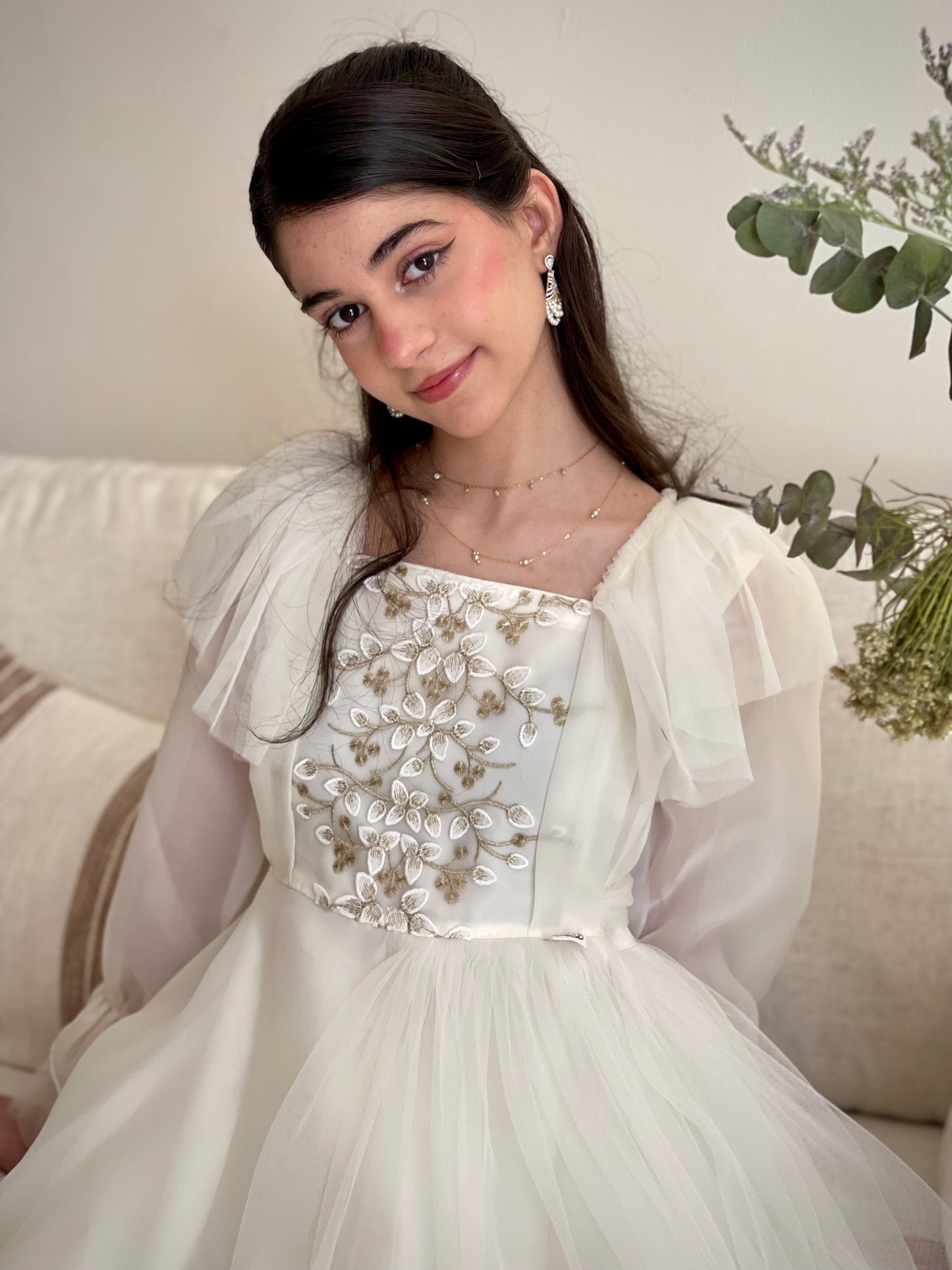 فستان من  الاورجنزا مع صدريه مشغوله وكسرات جانبيه تور  مع جيبون داخلي منفصل