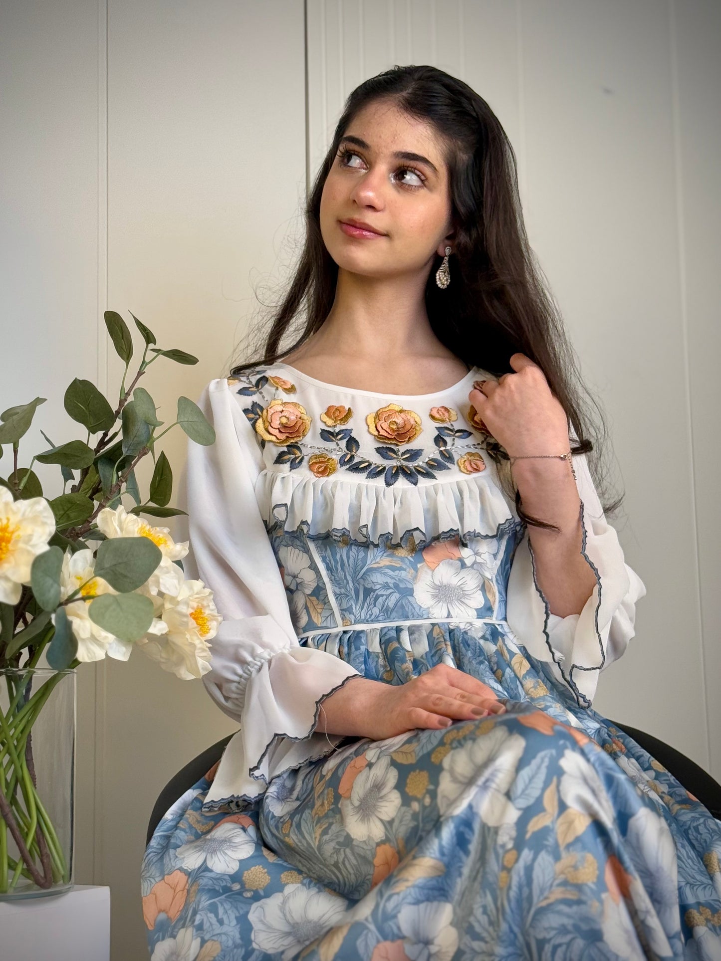 فستان من الحرير مع تطريز 3d