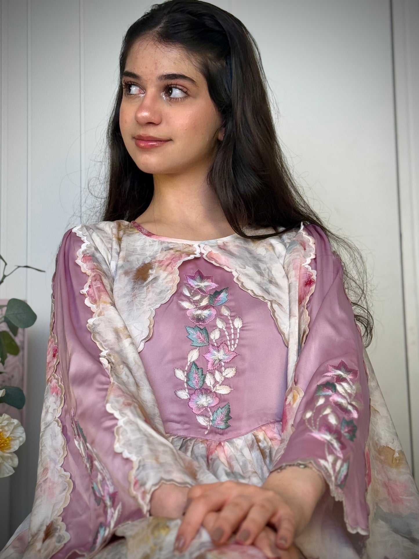 فستان من الجاكار مع تطريز