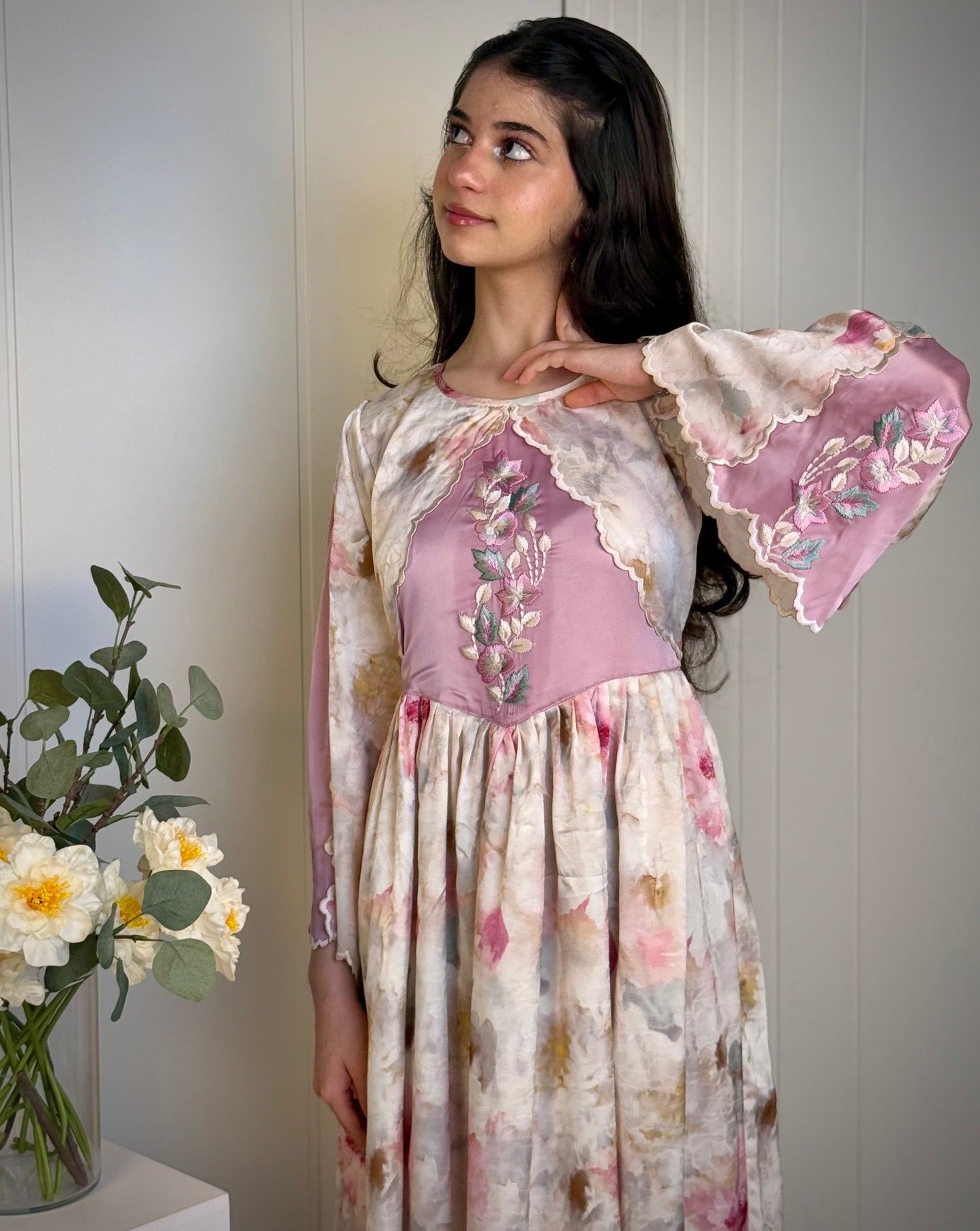 فستان من الجاكار مع تطريز