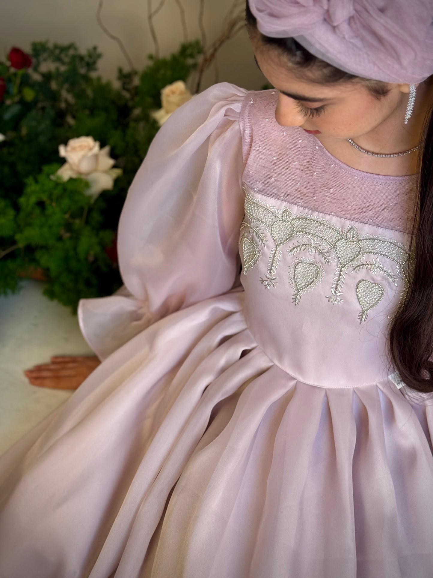 فستان من الاورجنزا مع دانتيل مشكوك