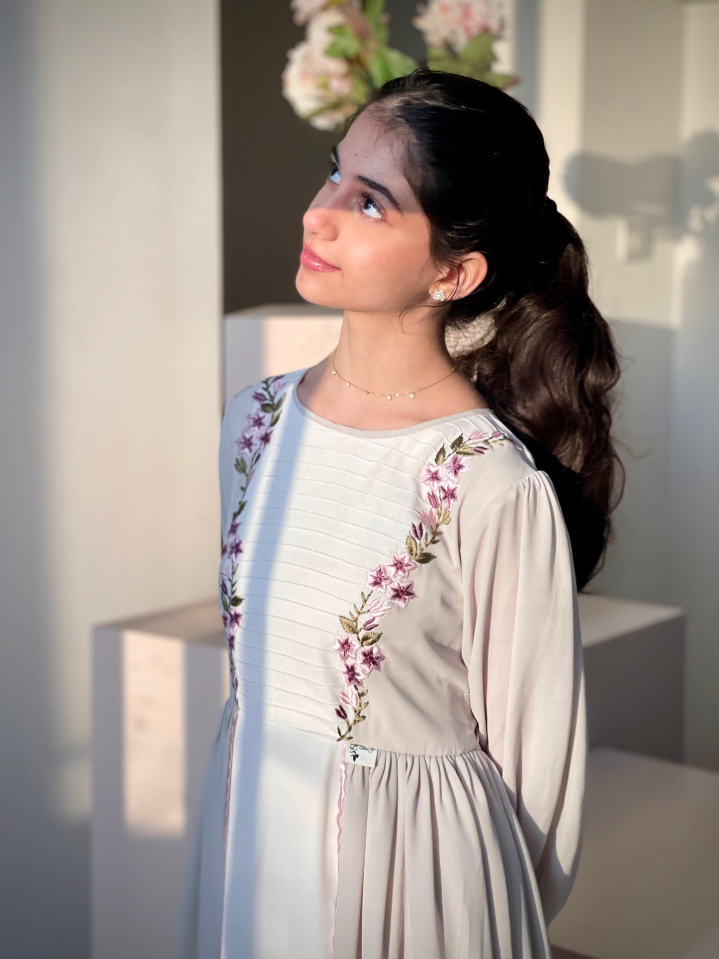 فستان كريب طبقتين مع تطريز (الأم والبنت )