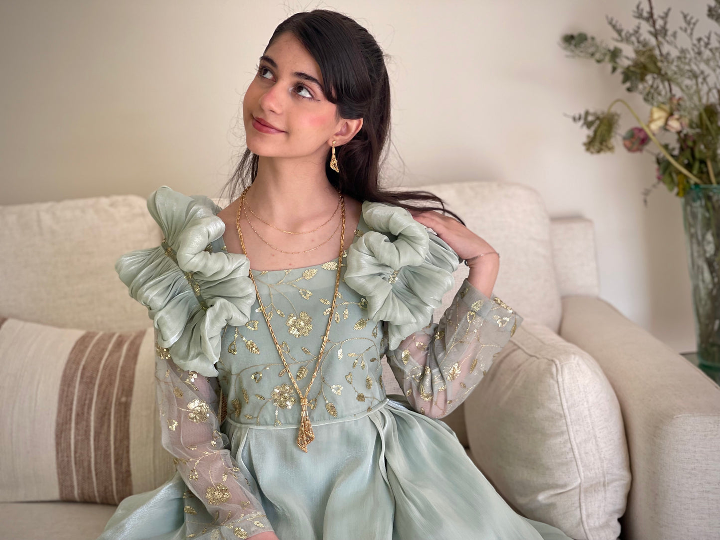 فستان روز اورحنزا مع صدرية مشغوله وجيبون داخلي منفصل