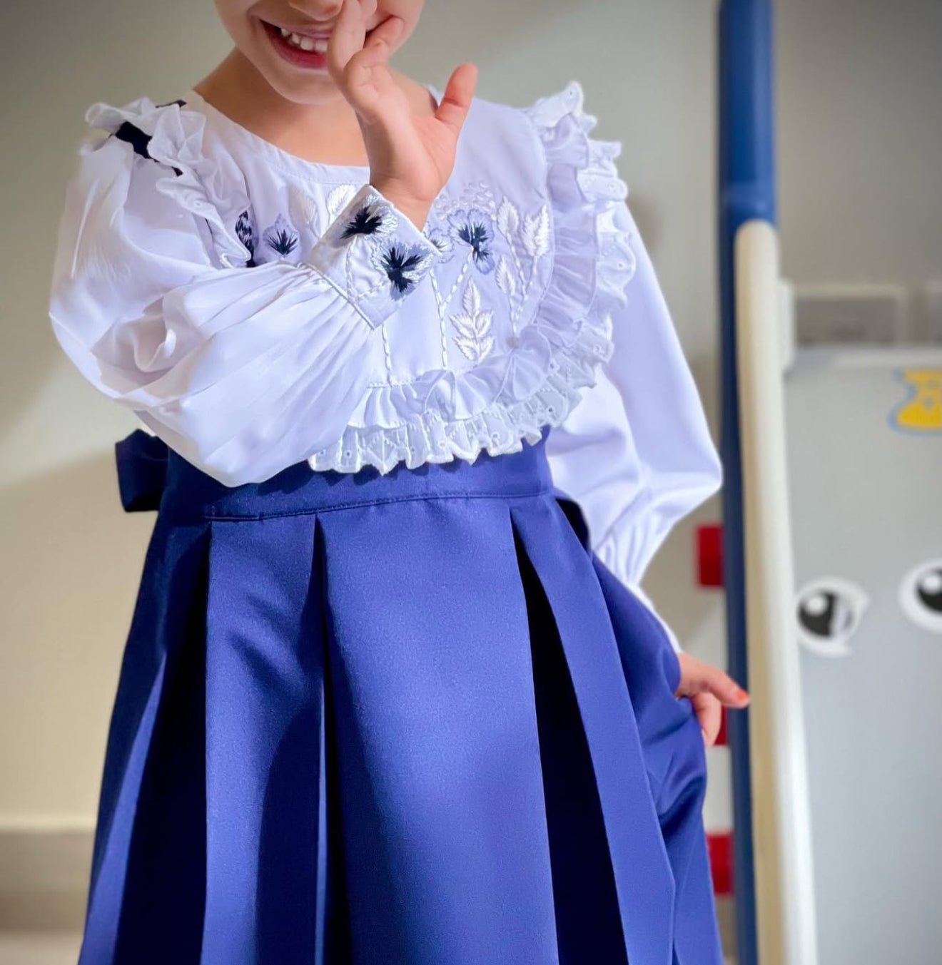 يونيفورم مريول تطريز  اذا حابه الموديل قصير تحطين ملاحظه