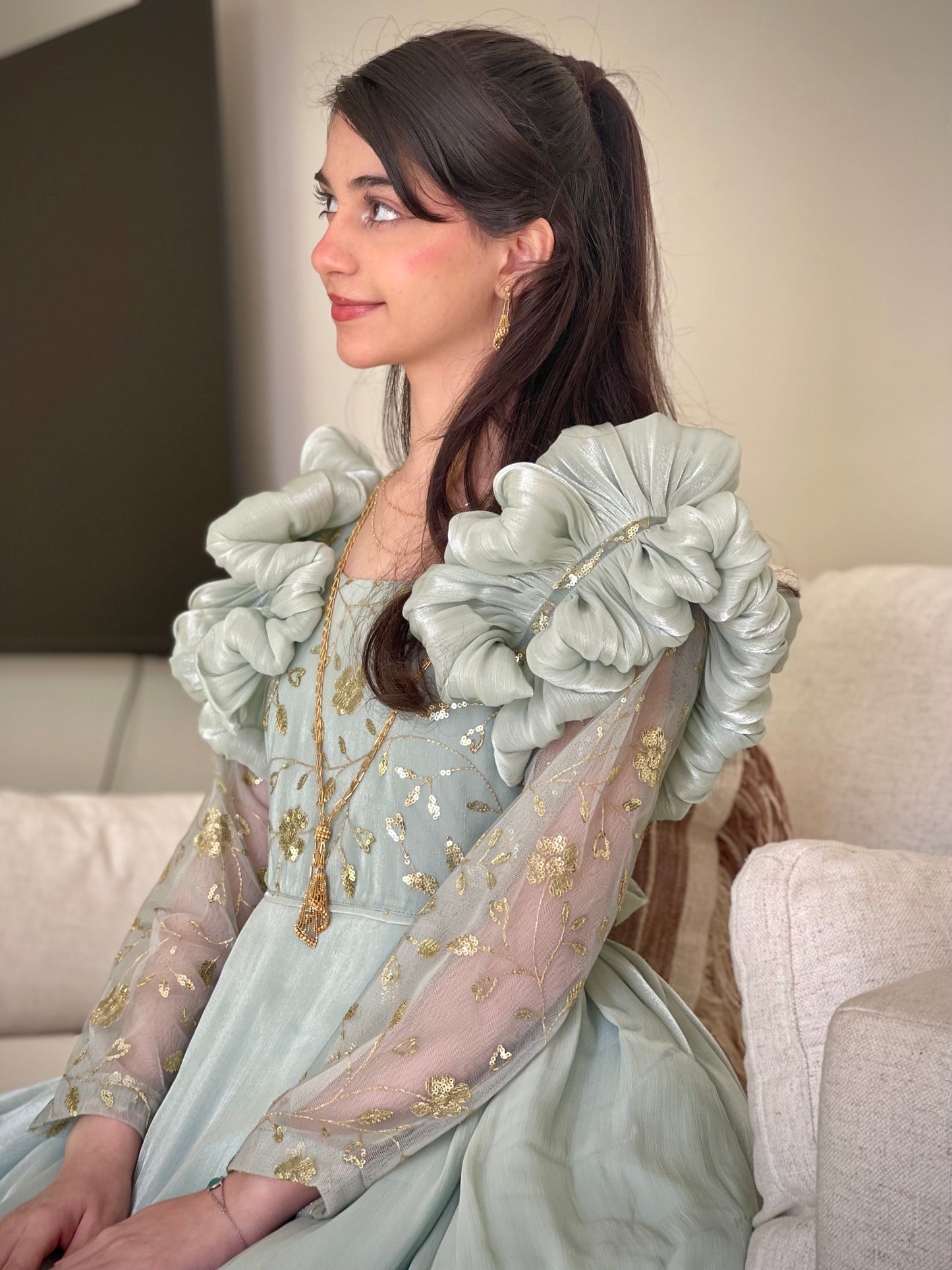 فستان روز اورحنزا مع صدرية مشغوله وجيبون داخلي منفصل