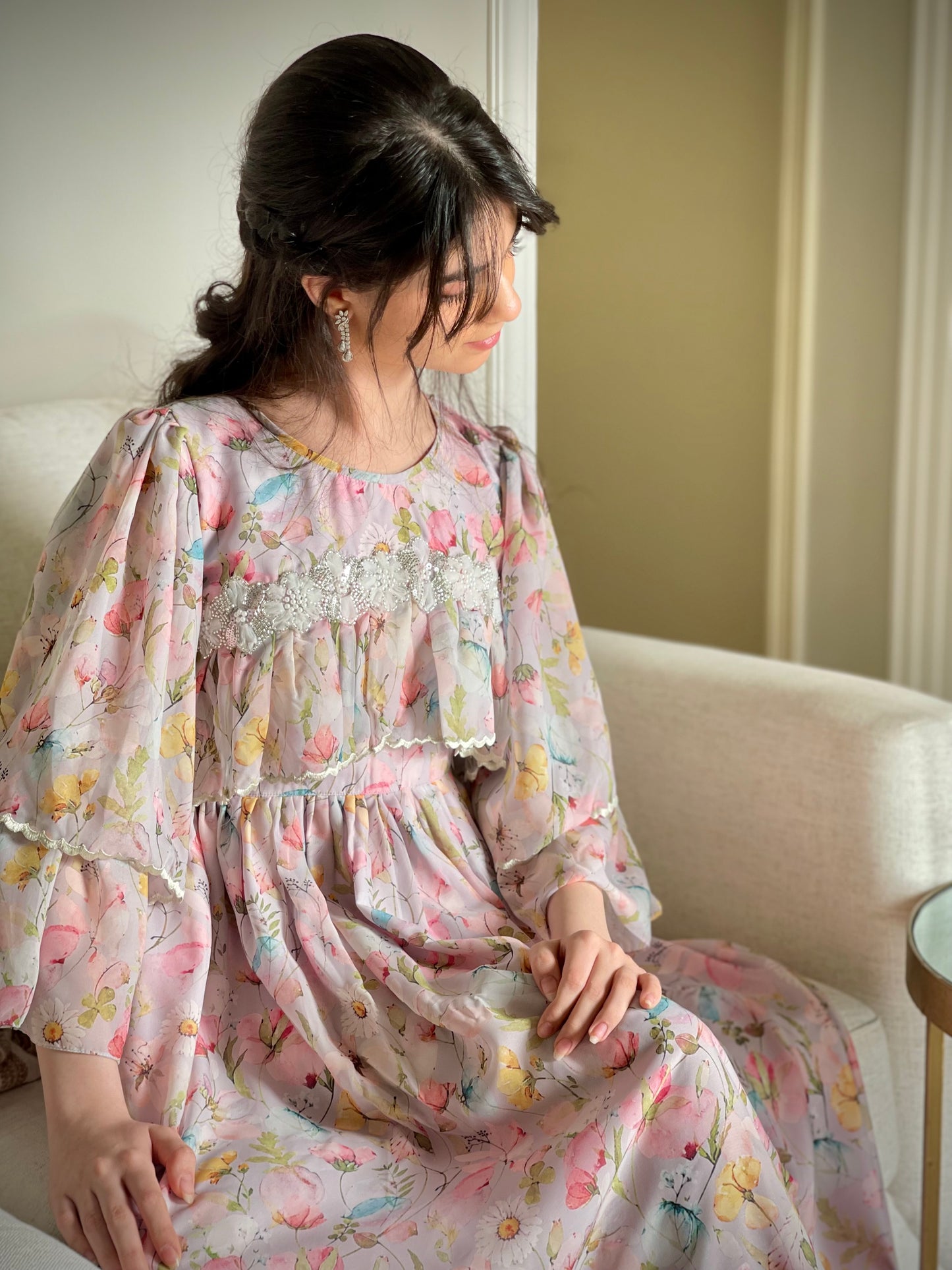 شيفون مع تطريز ودانتيل شك