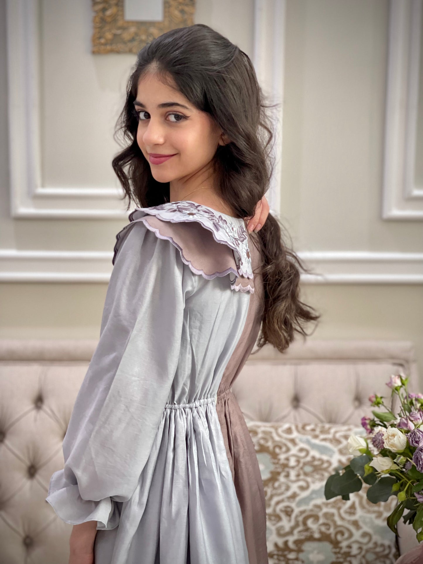 فستان دمج لونين مع ابه مطرزه وخصر مطرز من حرير روز الام والبنت