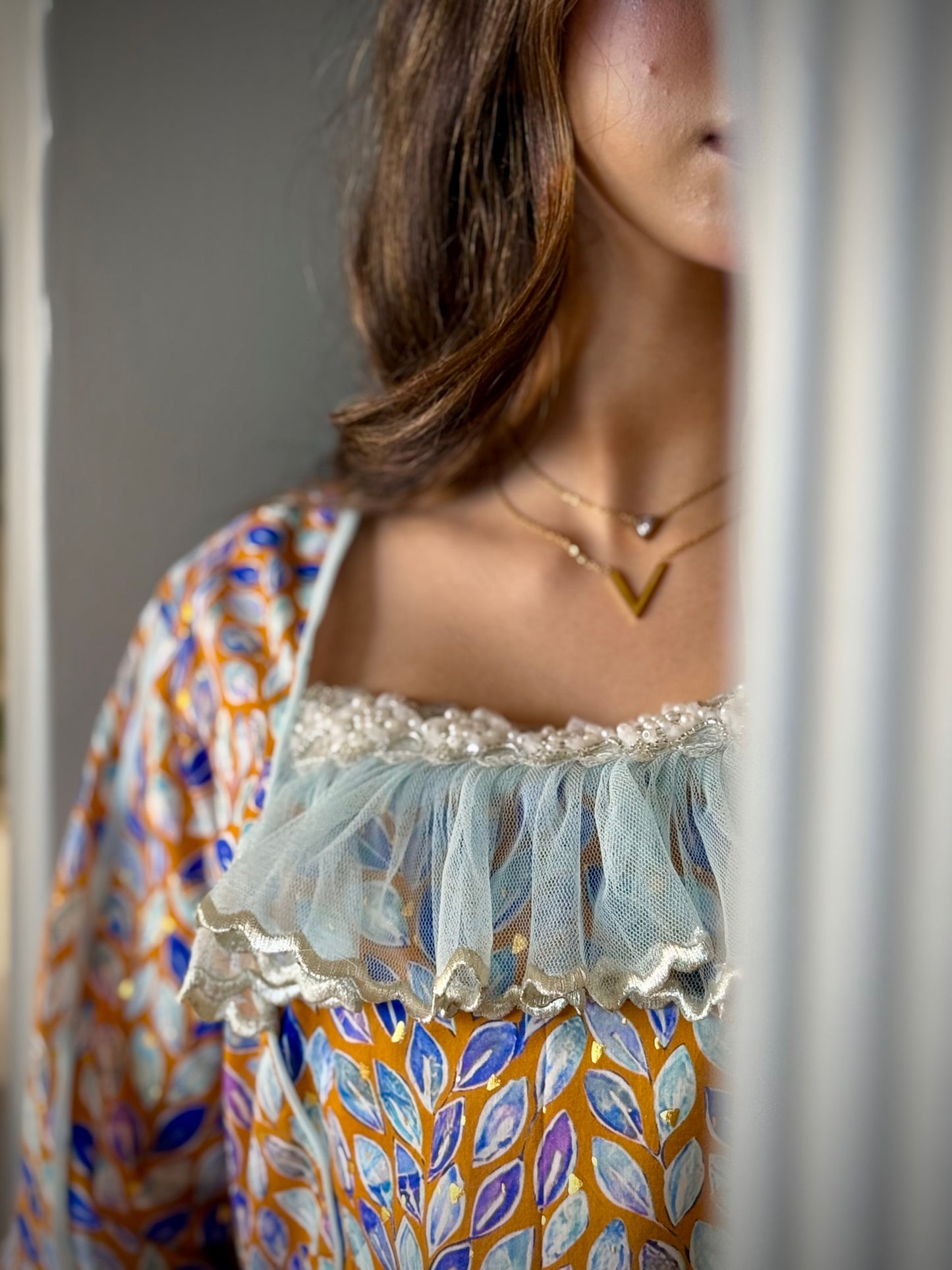 جلابية مع تور مطرز وشغل دانتيل شك