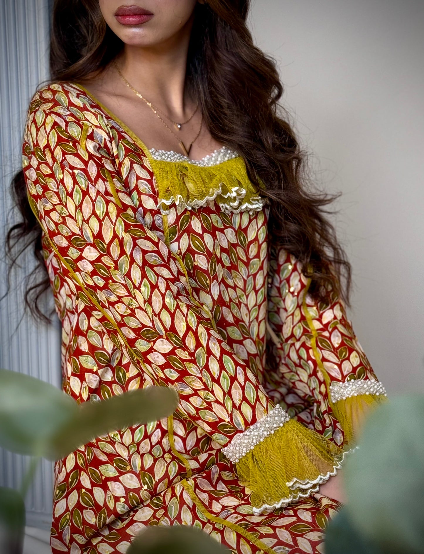 جلابية مع تور مطرز وشغل دانتيل شك