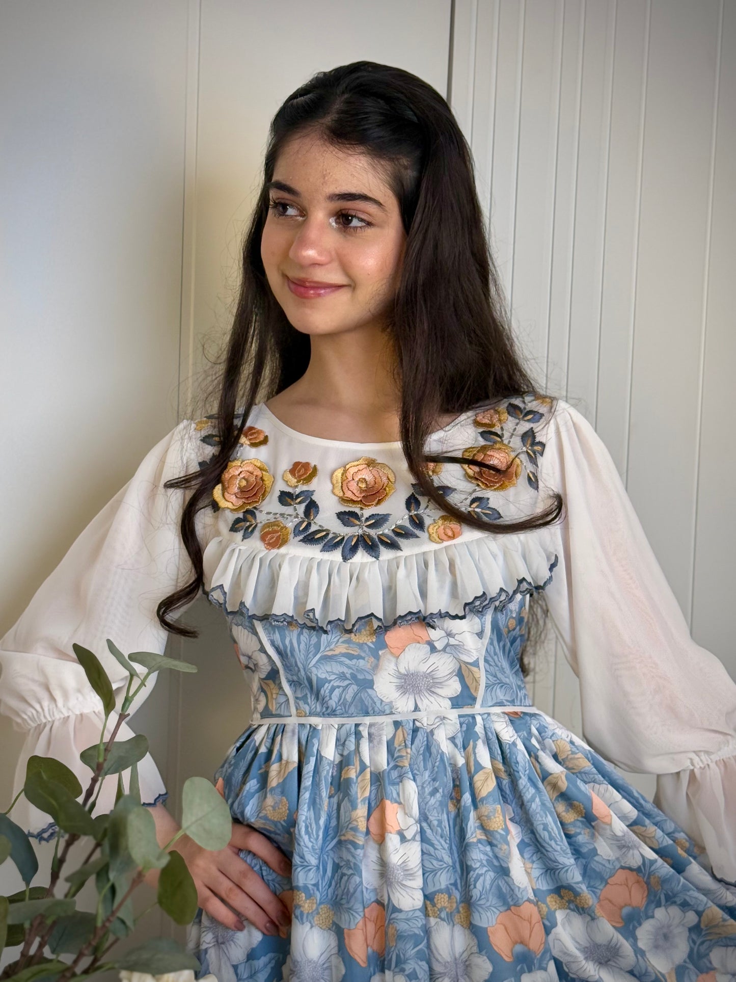 فستان من الحرير مع تطريز 3d