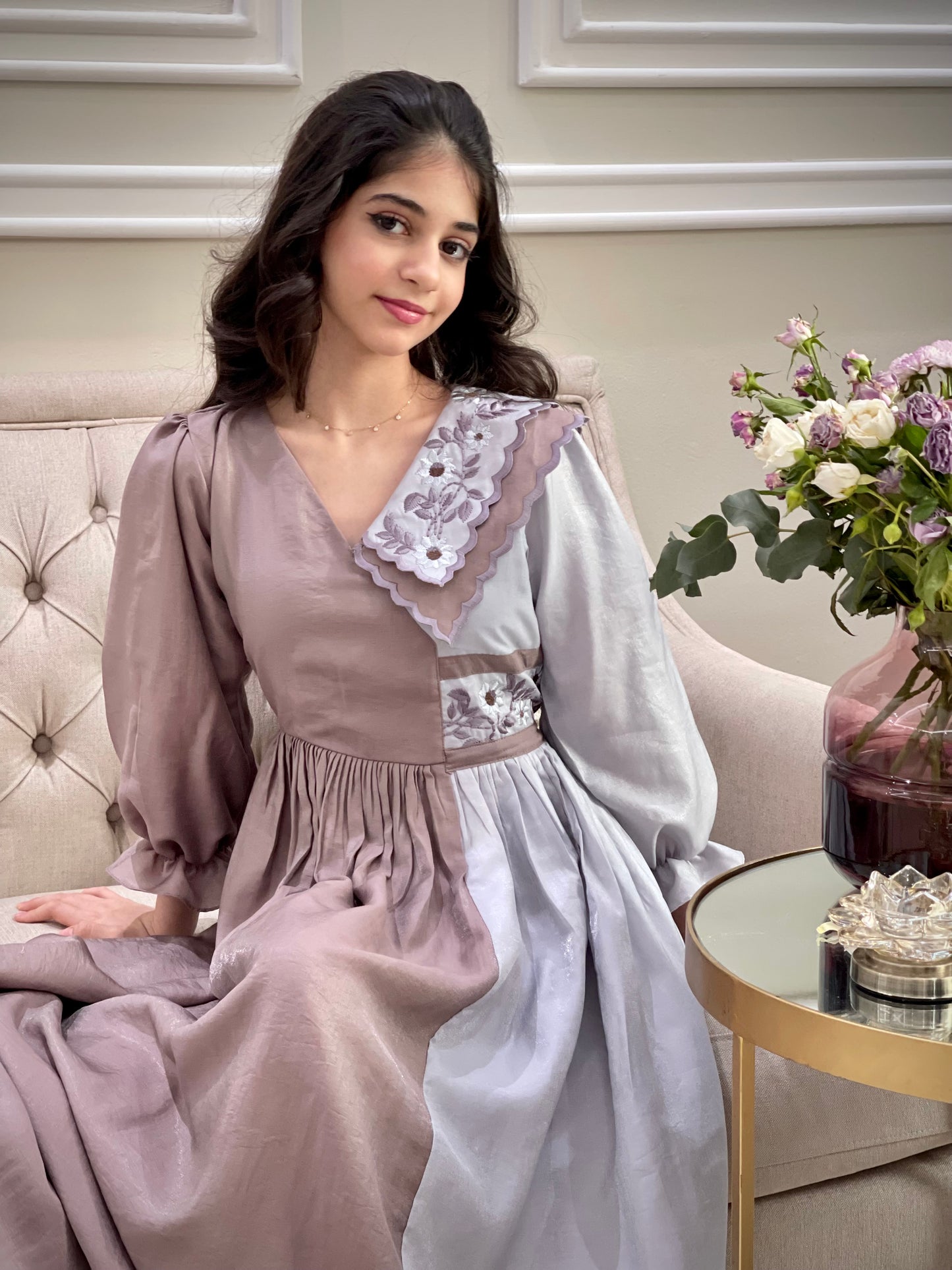 فستان دمج لونين مع ابه مطرزه وخصر مطرز من حرير روز الام والبنت