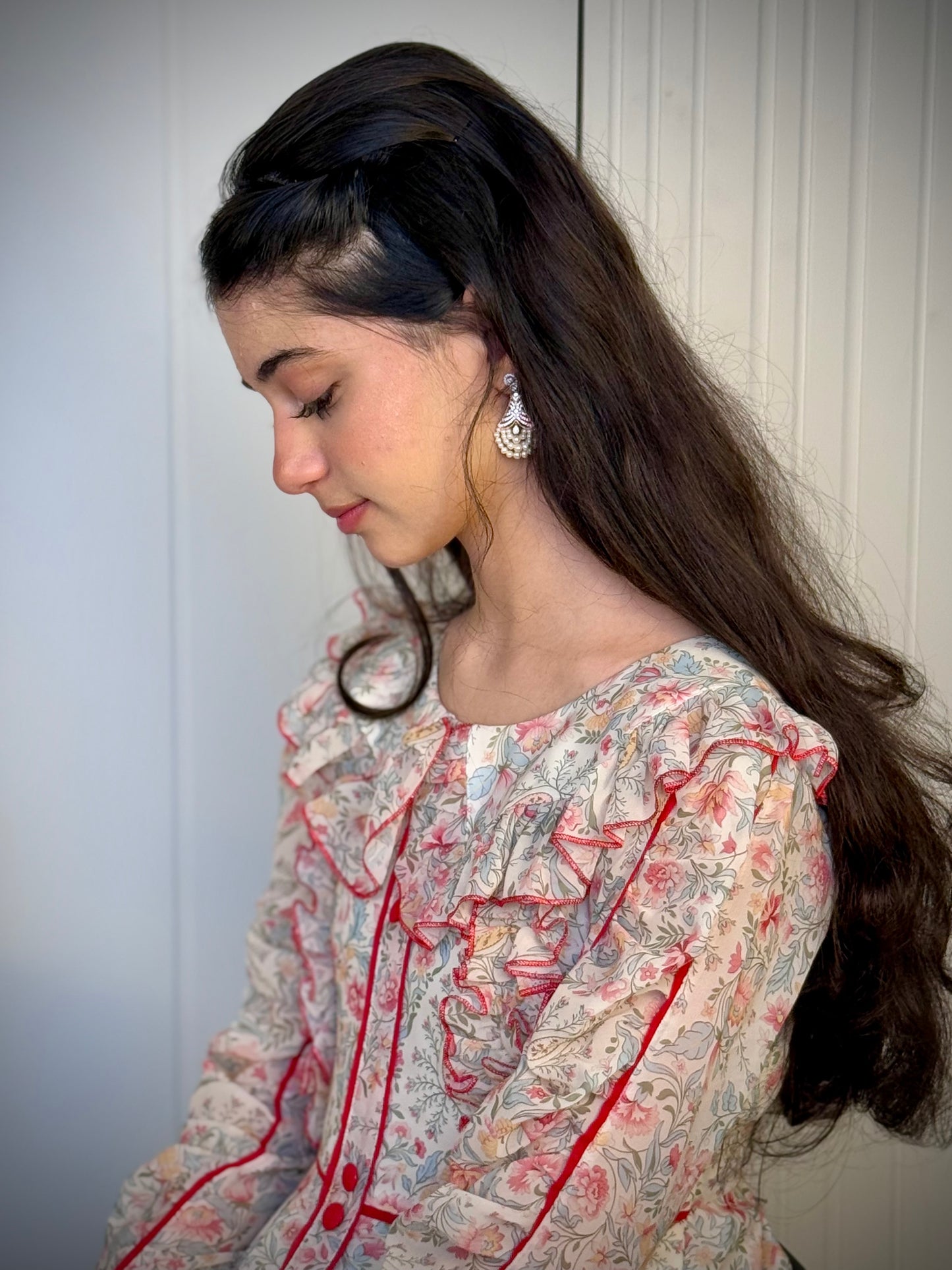 فستان من الشيفون مع ريبان وتطريز تحديد