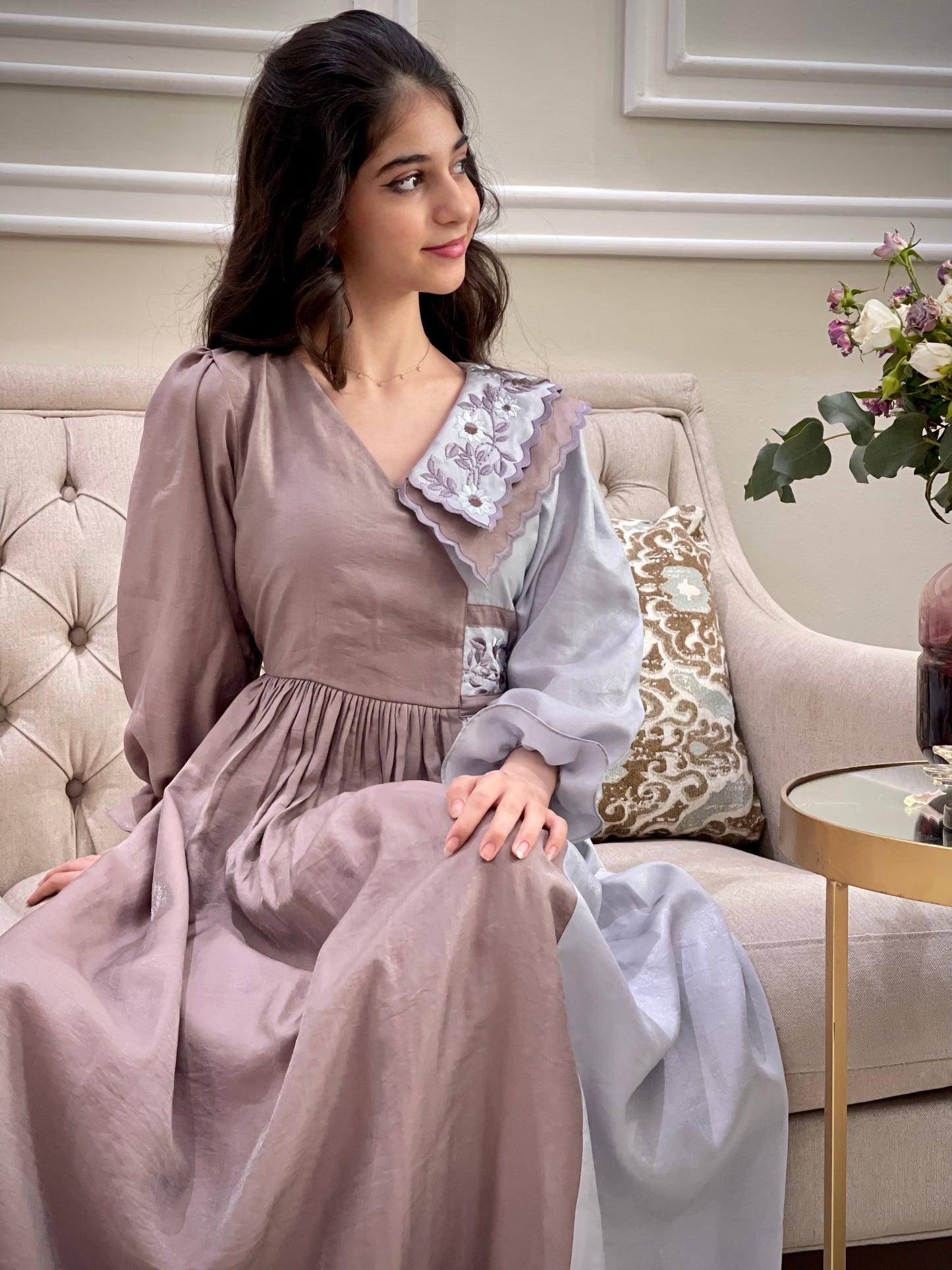 فستان دمج لونين مع ابه مطرزه وخصر مطرز من حرير روز الام والبنت