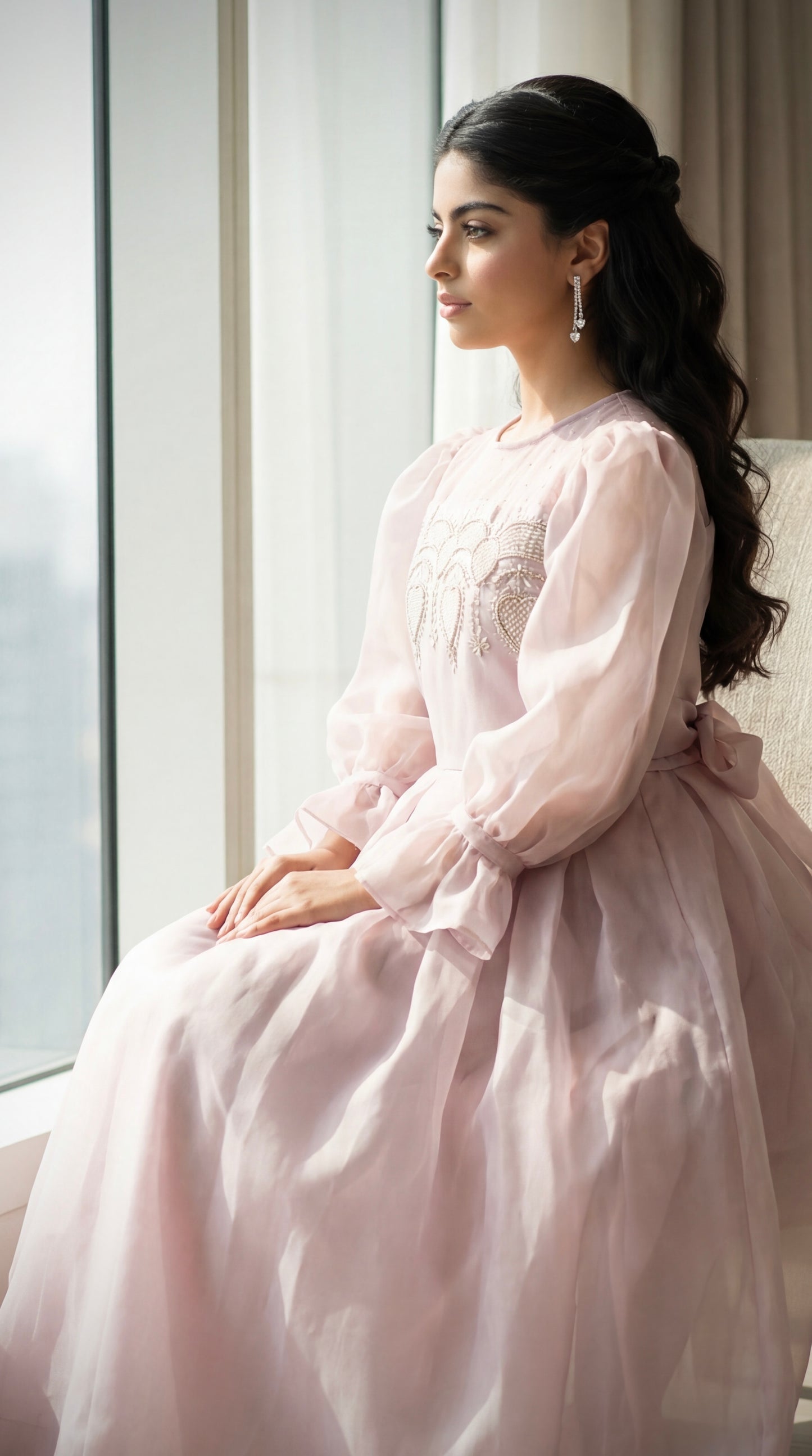 فستان من الاورجنزا مع دانتيل مشكوك