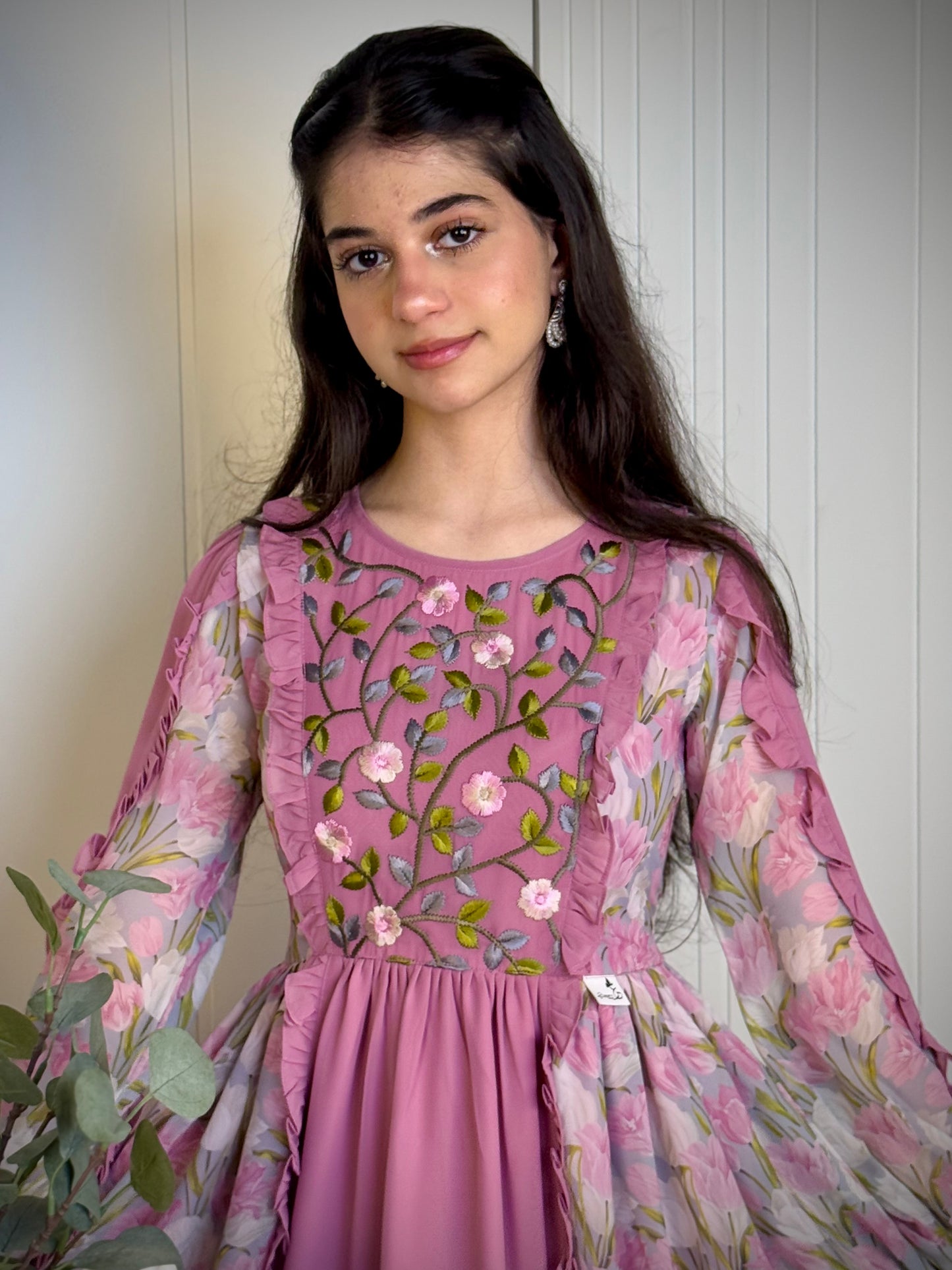 فستان من الشيفون والتطريز ودمج الساده