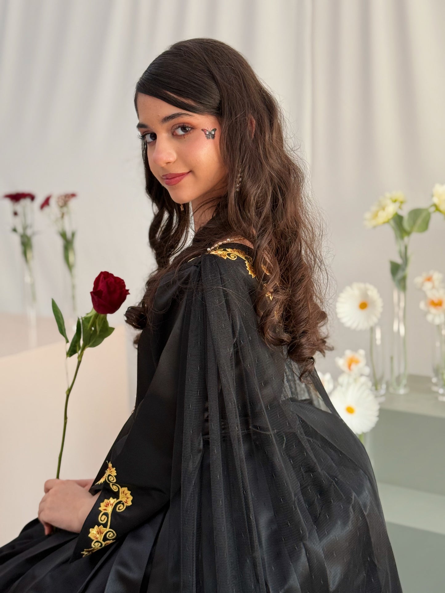 فستان  مع تطريز وتور