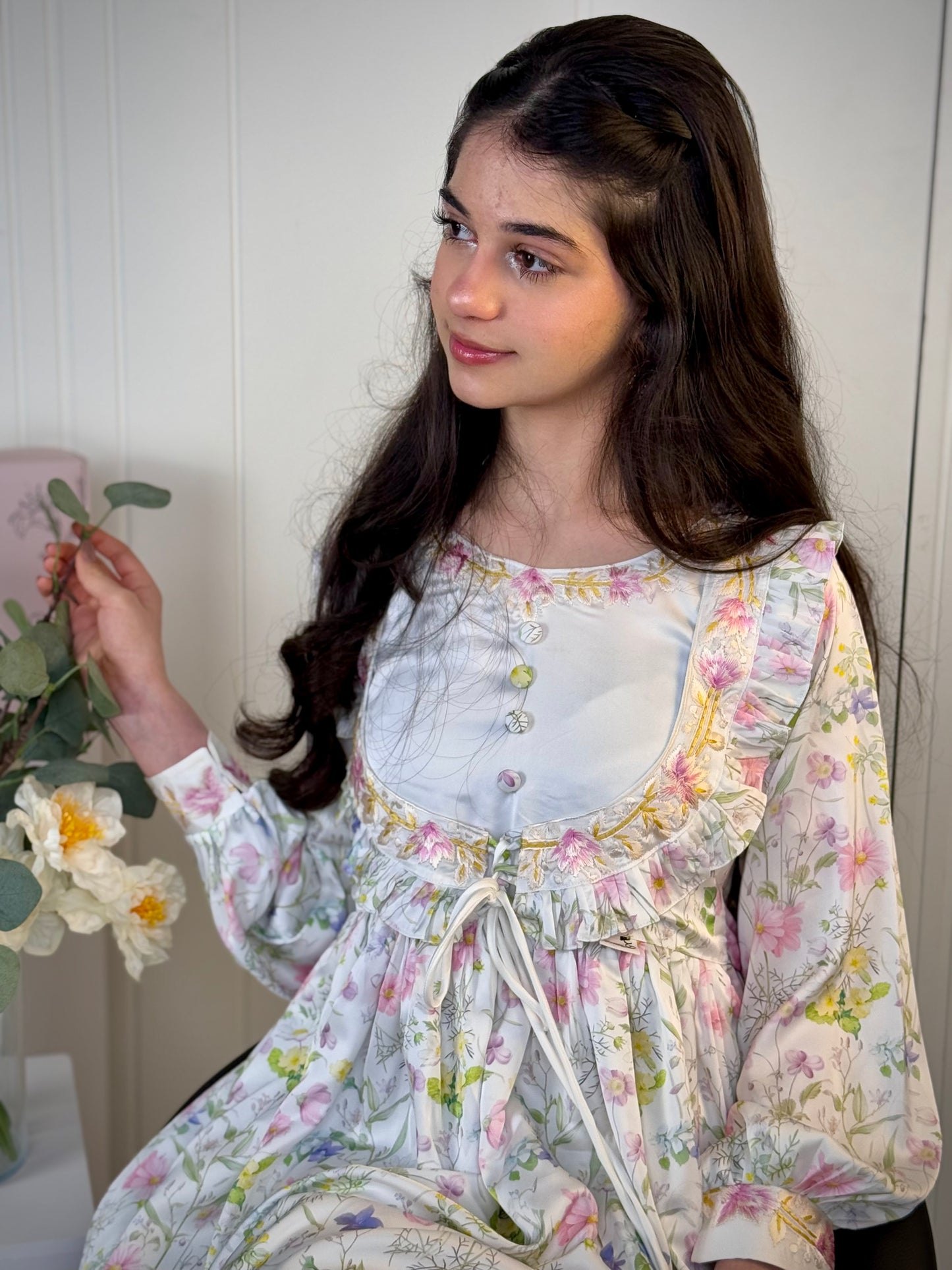 فستان من الحرير مع تطريز على شكل جاكيت