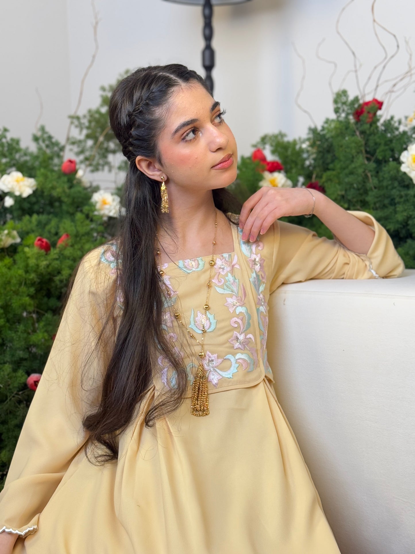 فستان من الكرب مع تطريز