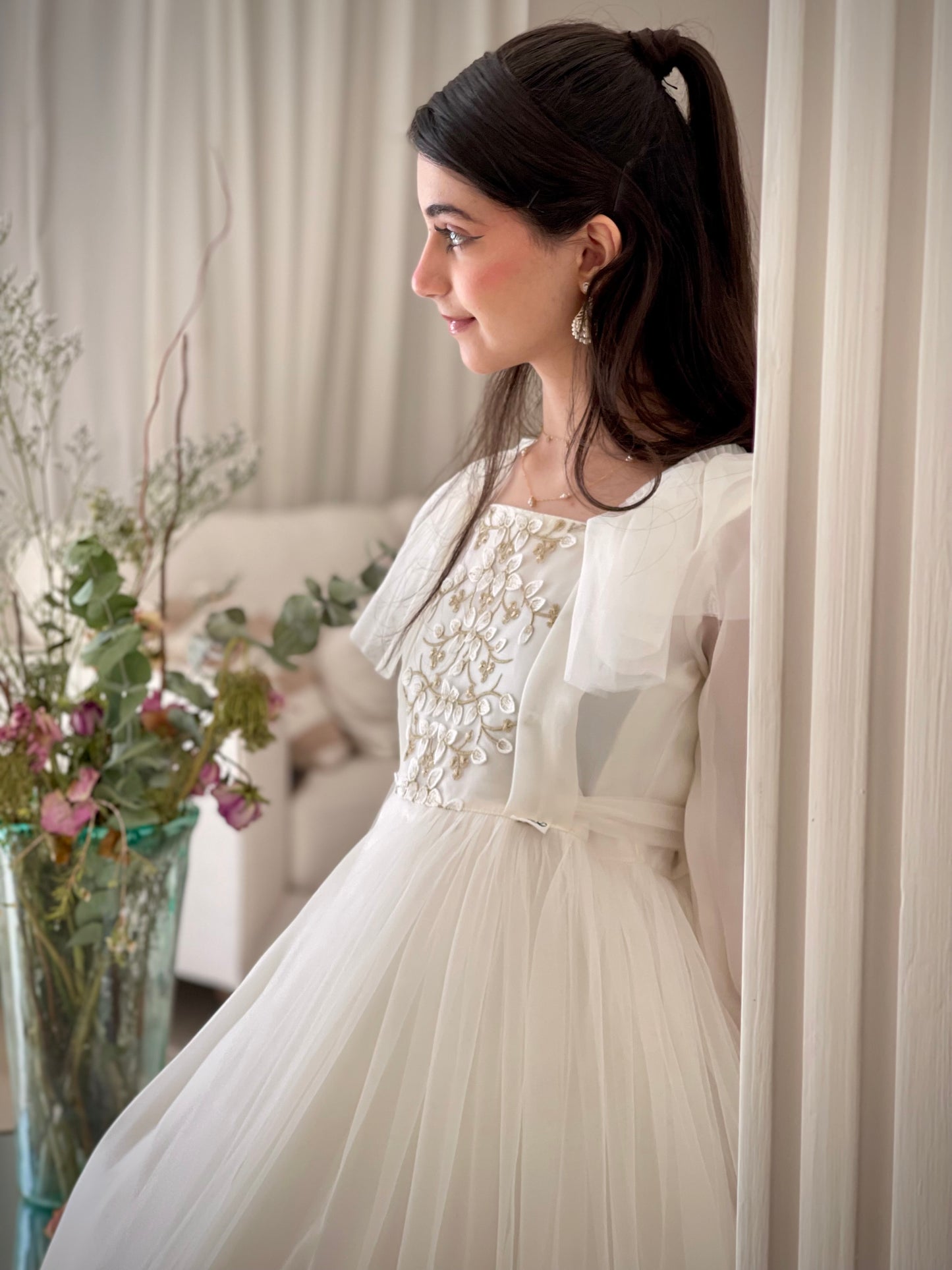 فستان من  الاورجنزا مع صدريه مشغوله وكسرات جانبيه تور  مع جيبون داخلي منفصل