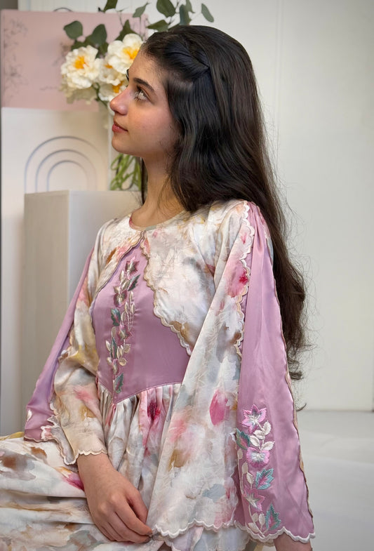 فستان من الجاكار مع تطريز