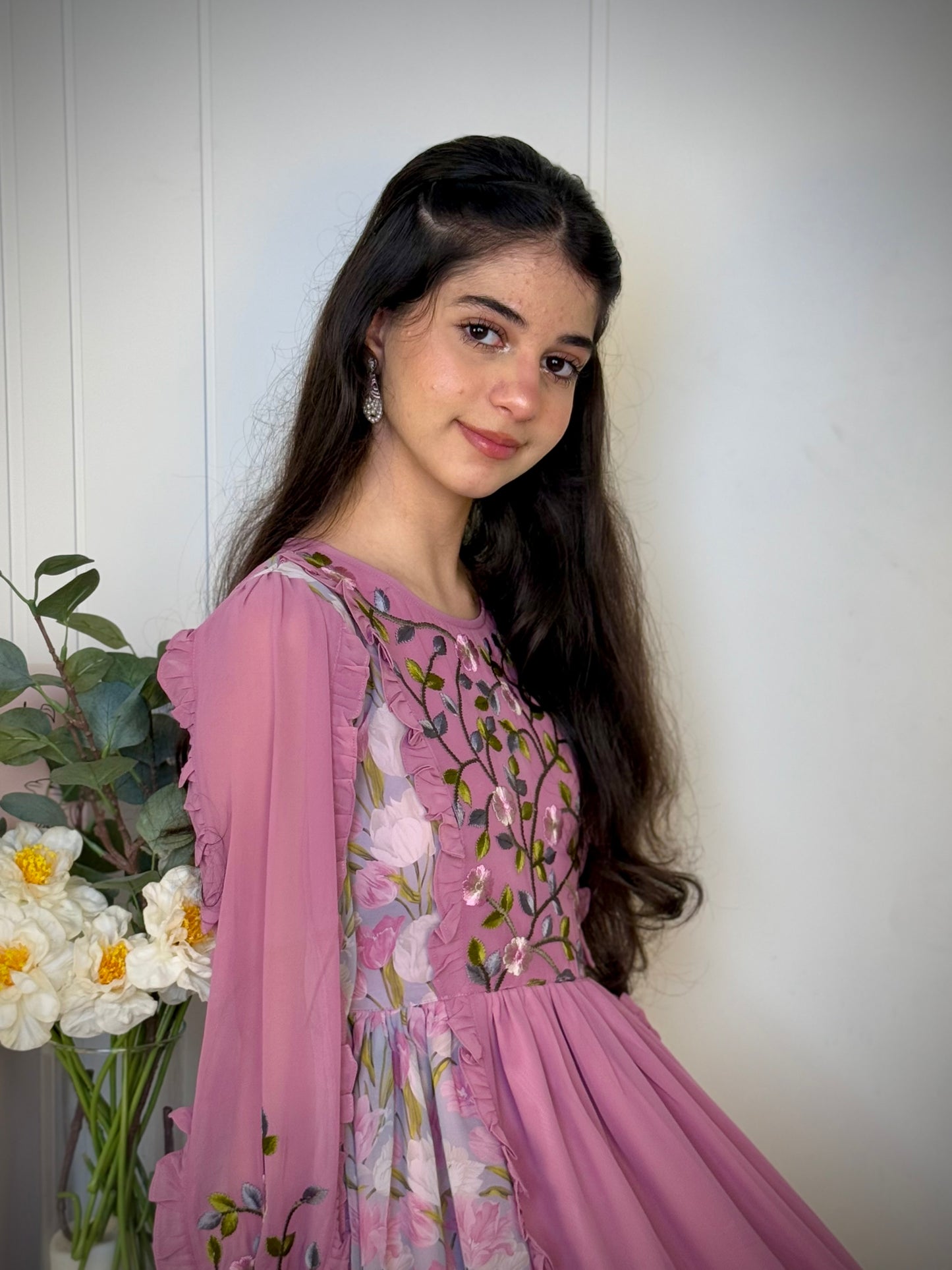 فستان من الشيفون والتطريز ودمج الساده