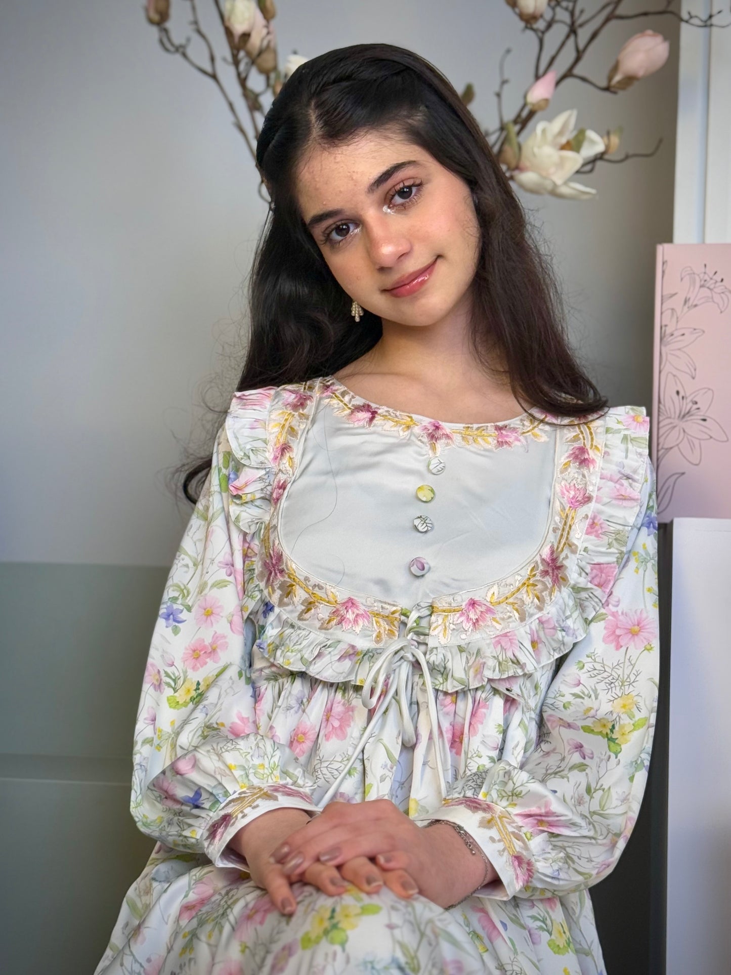 فستان من الحرير مع تطريز على شكل جاكيت