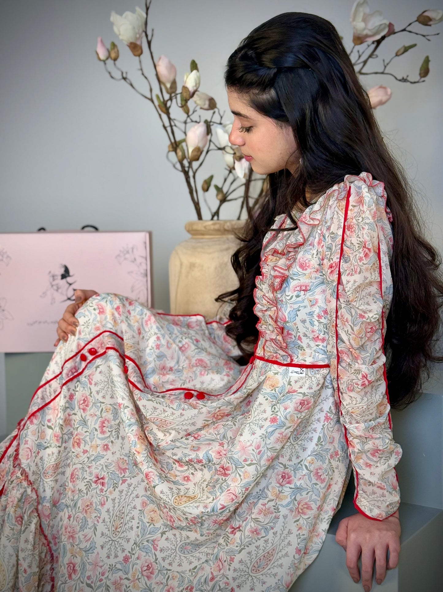 فستان من الشيفون مع ريبان وتطريز تحديد