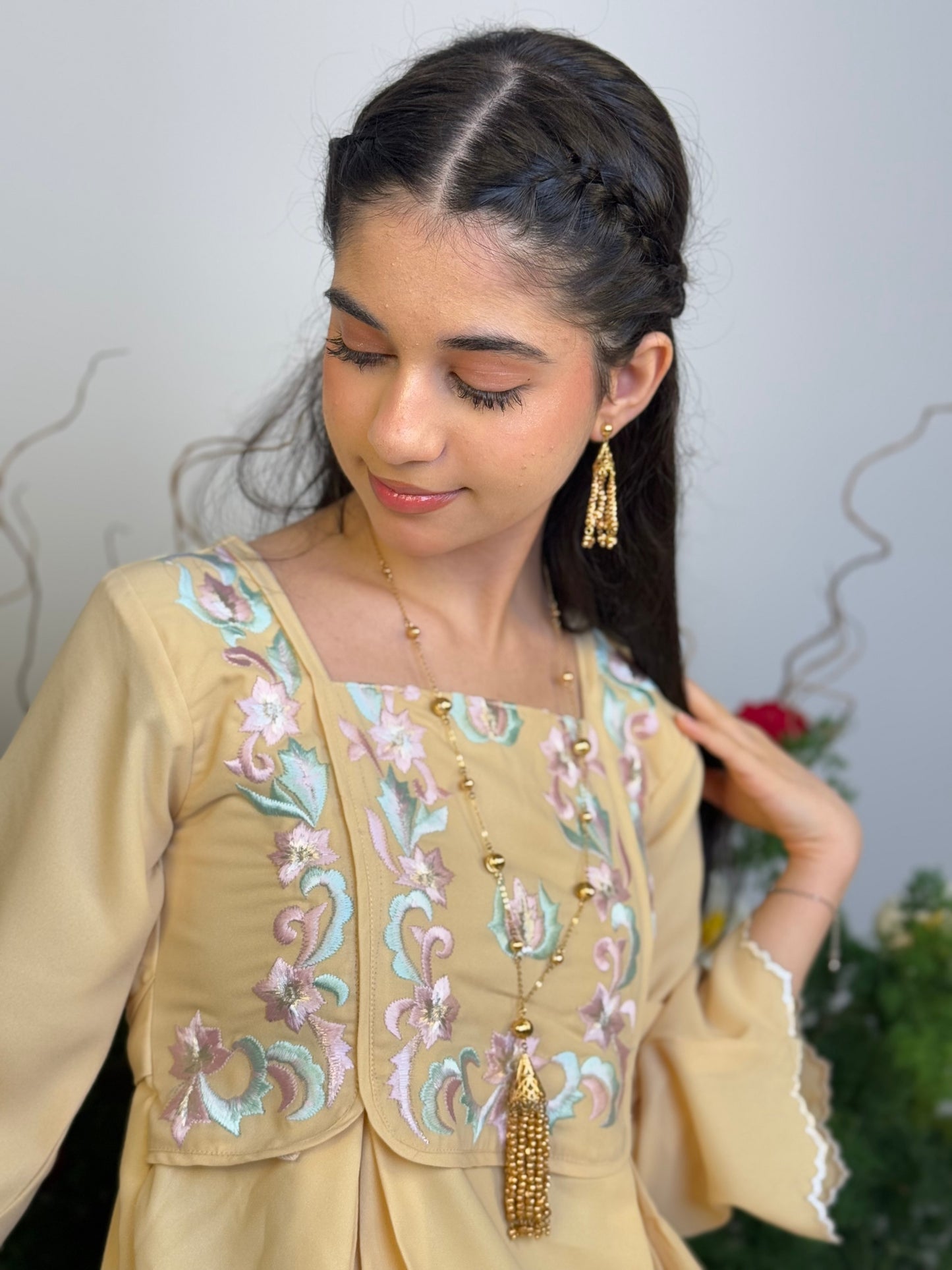 فستان من الكرب مع تطريز