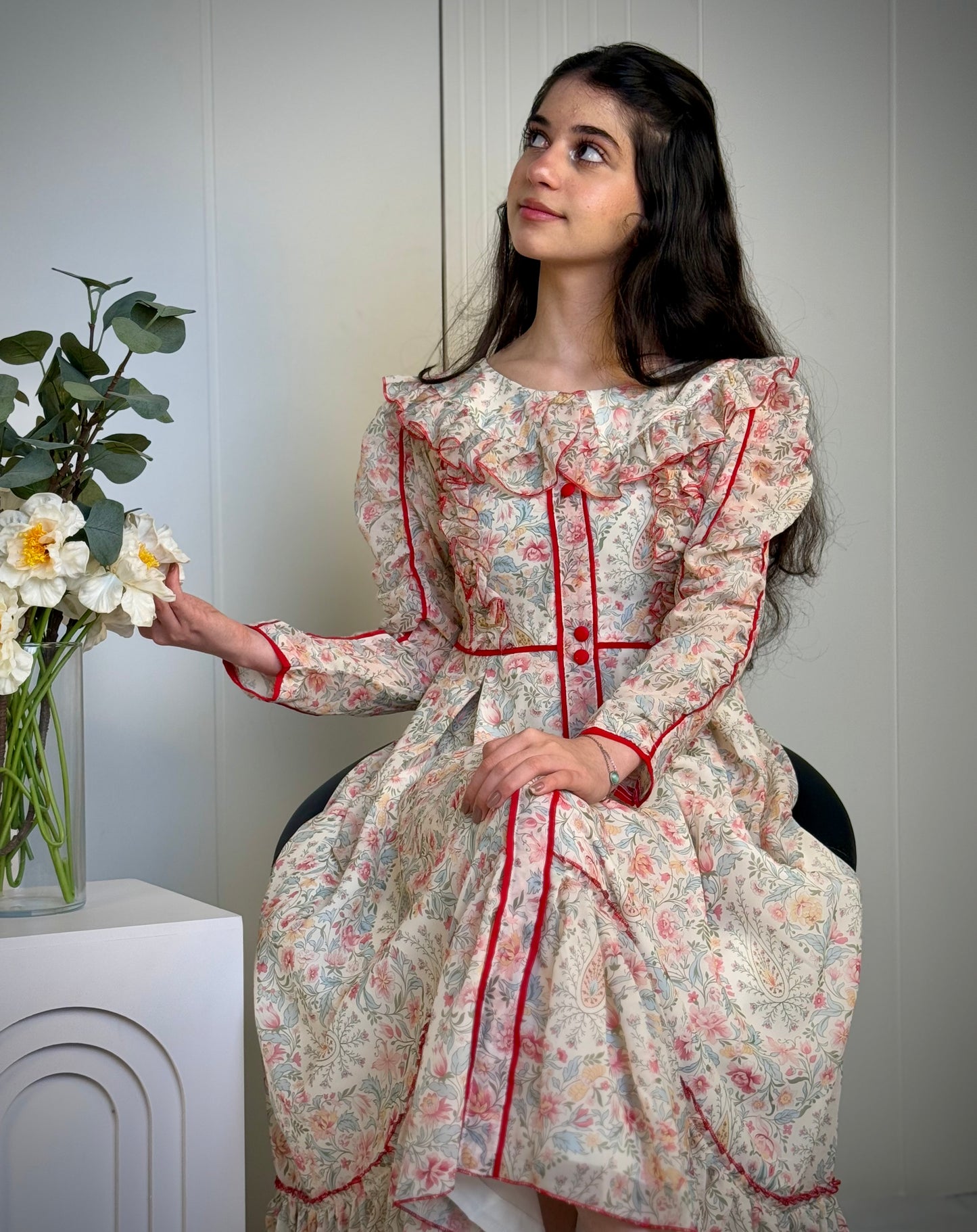 فستان من الشيفون مع ريبان وتطريز تحديد