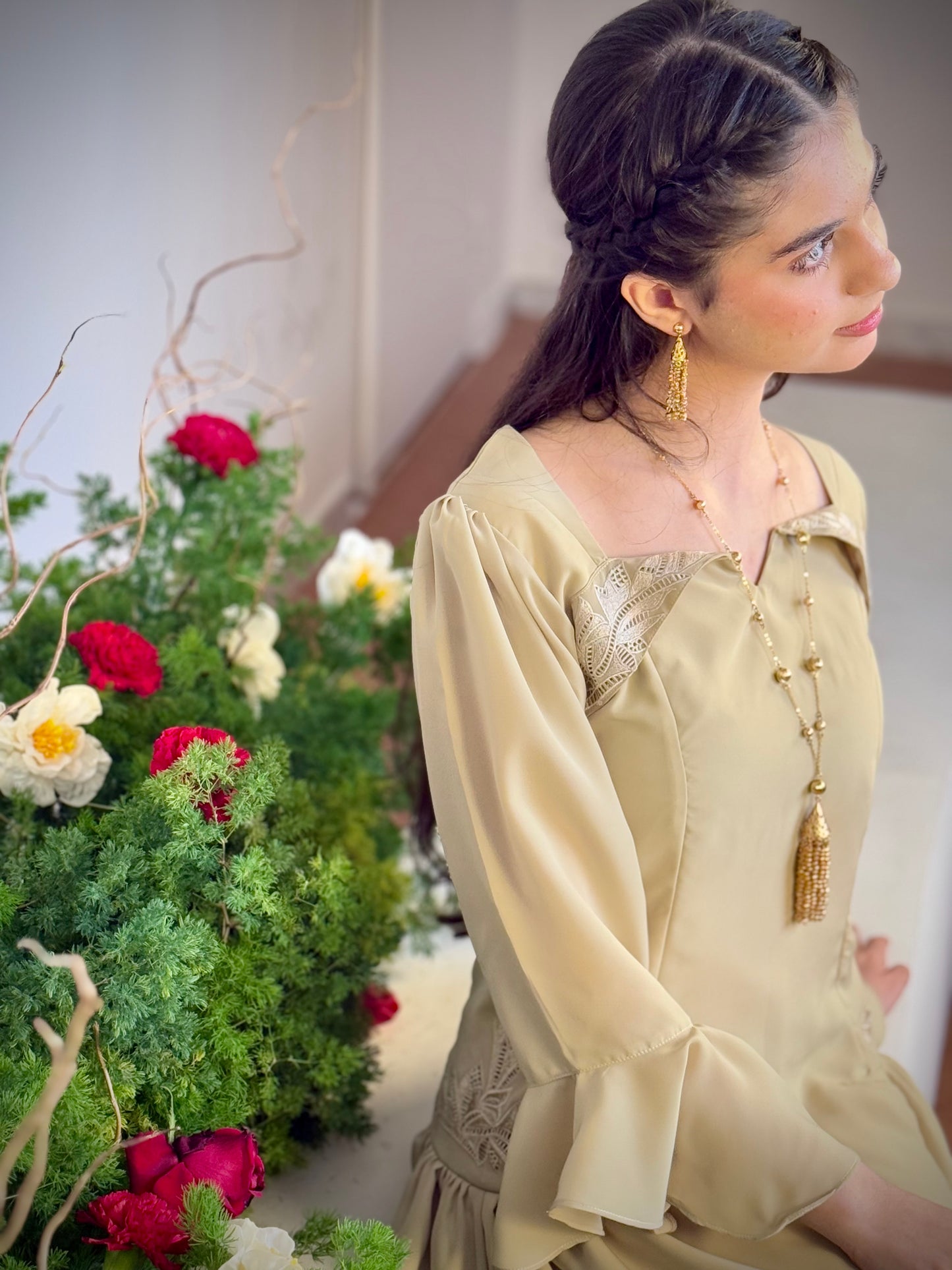 فستان من الحرير الالماس  مع تطريز مخرم