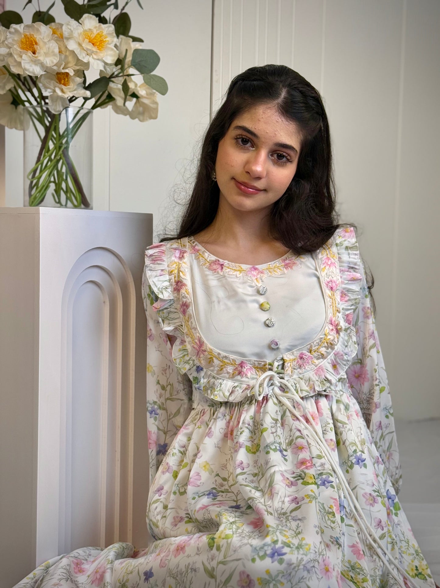 فستان من الحرير مع تطريز على شكل جاكيت