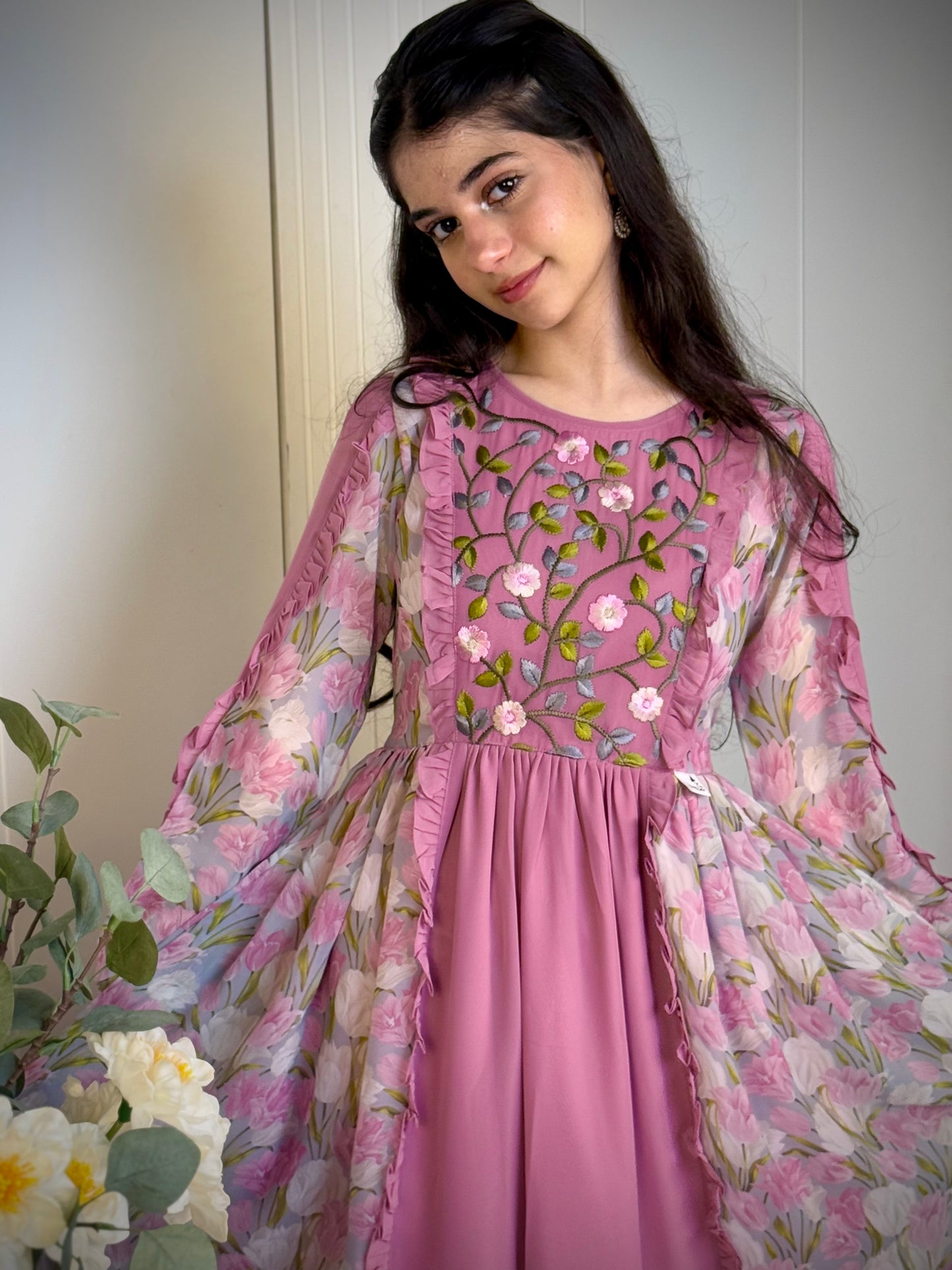 فستان من الشيفون والتطريز ودمج الساده