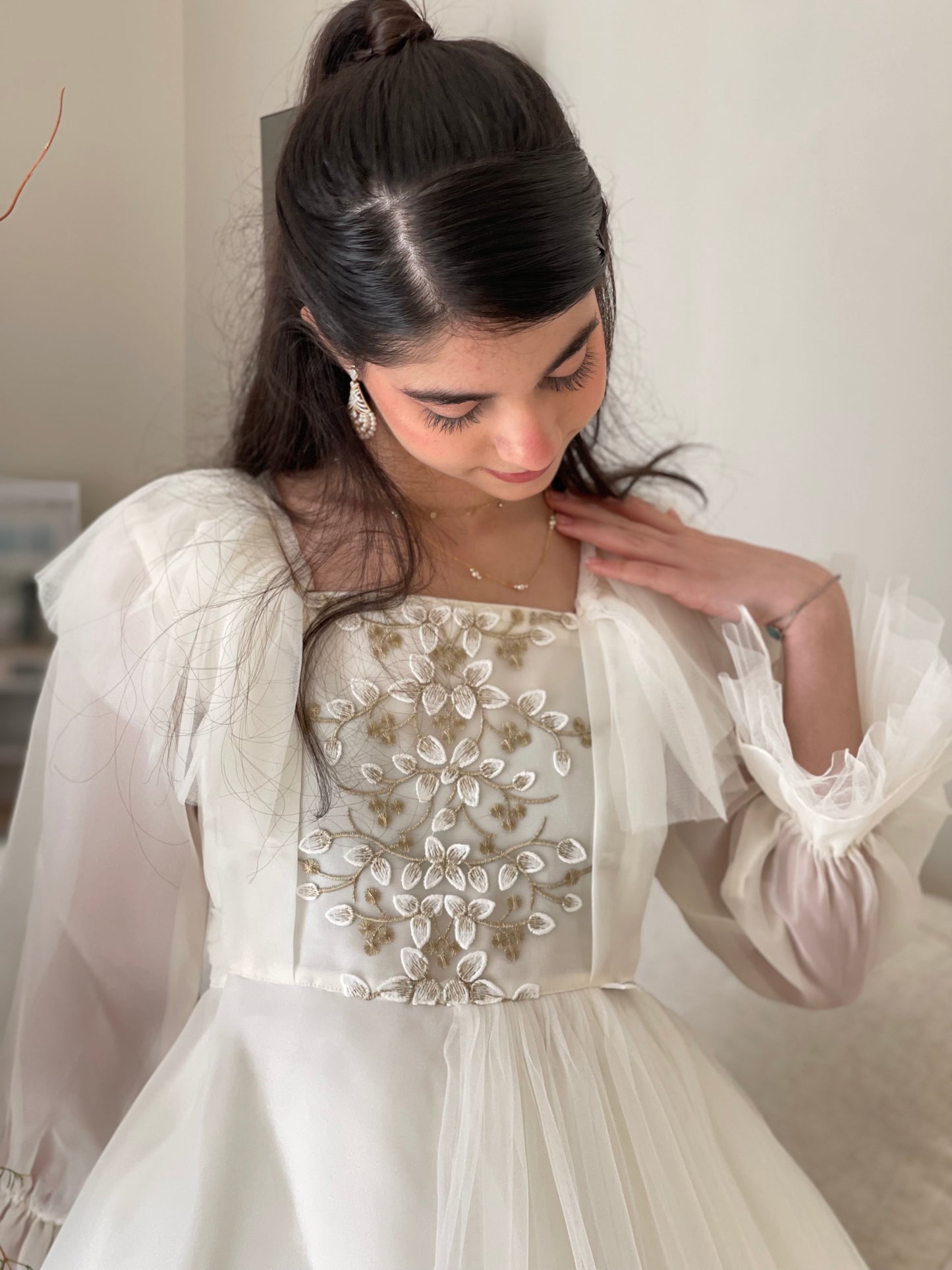 فستان من  الاورجنزا مع صدريه مشغوله وكسرات جانبيه تور  مع جيبون داخلي منفصل