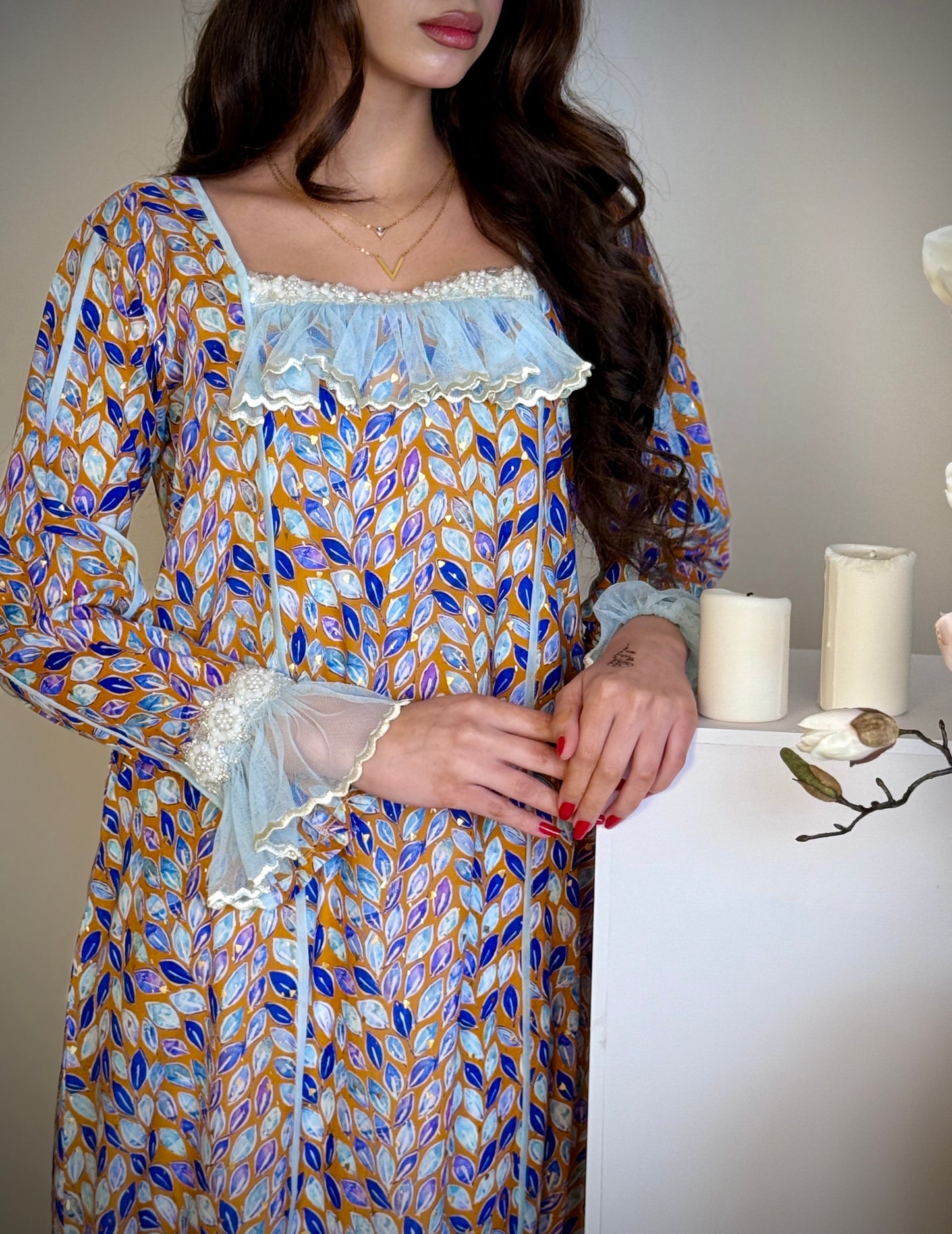 جلابية مع تور مطرز وشغل دانتيل شك