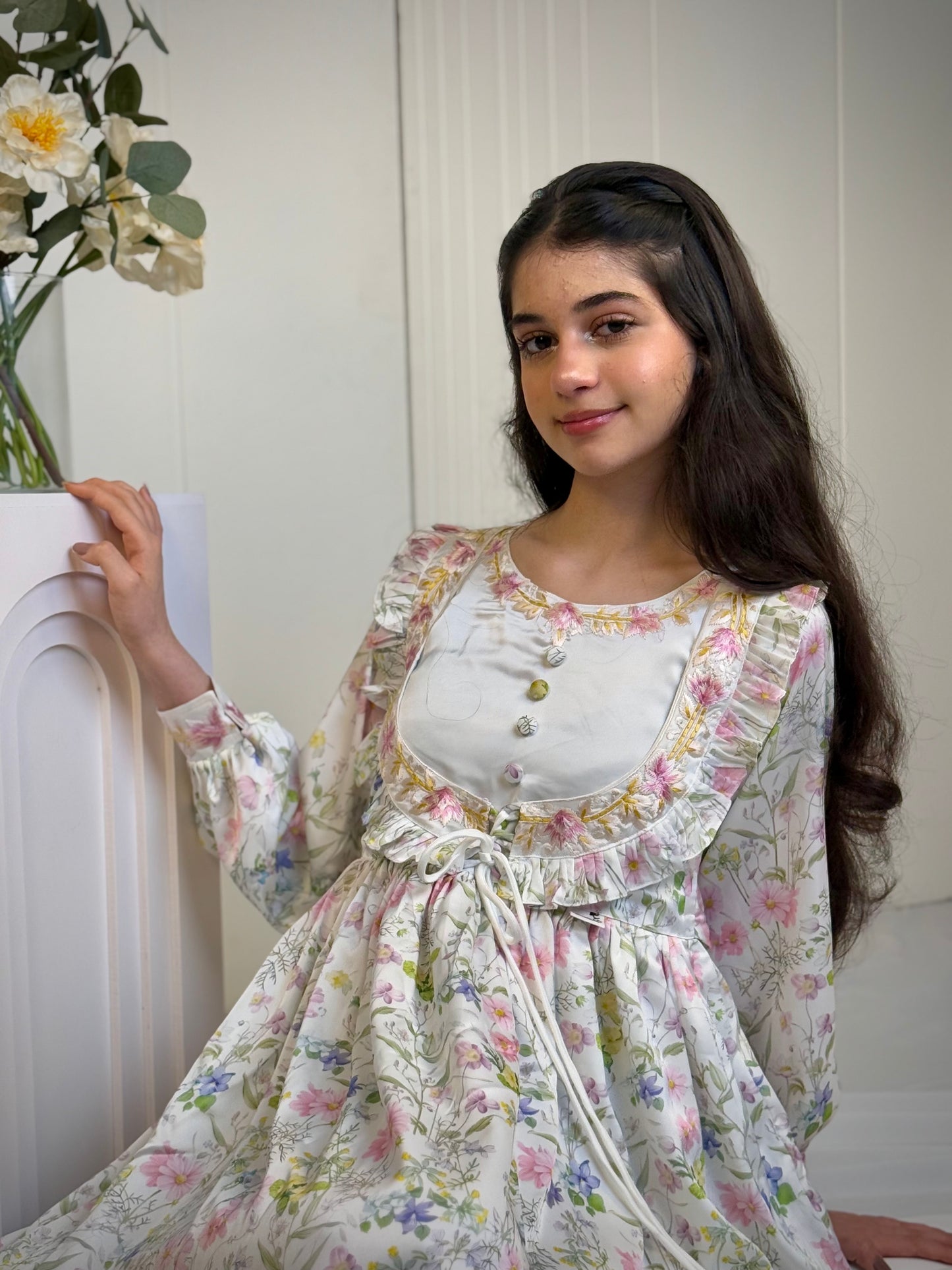 فستان من الحرير مع تطريز على شكل جاكيت